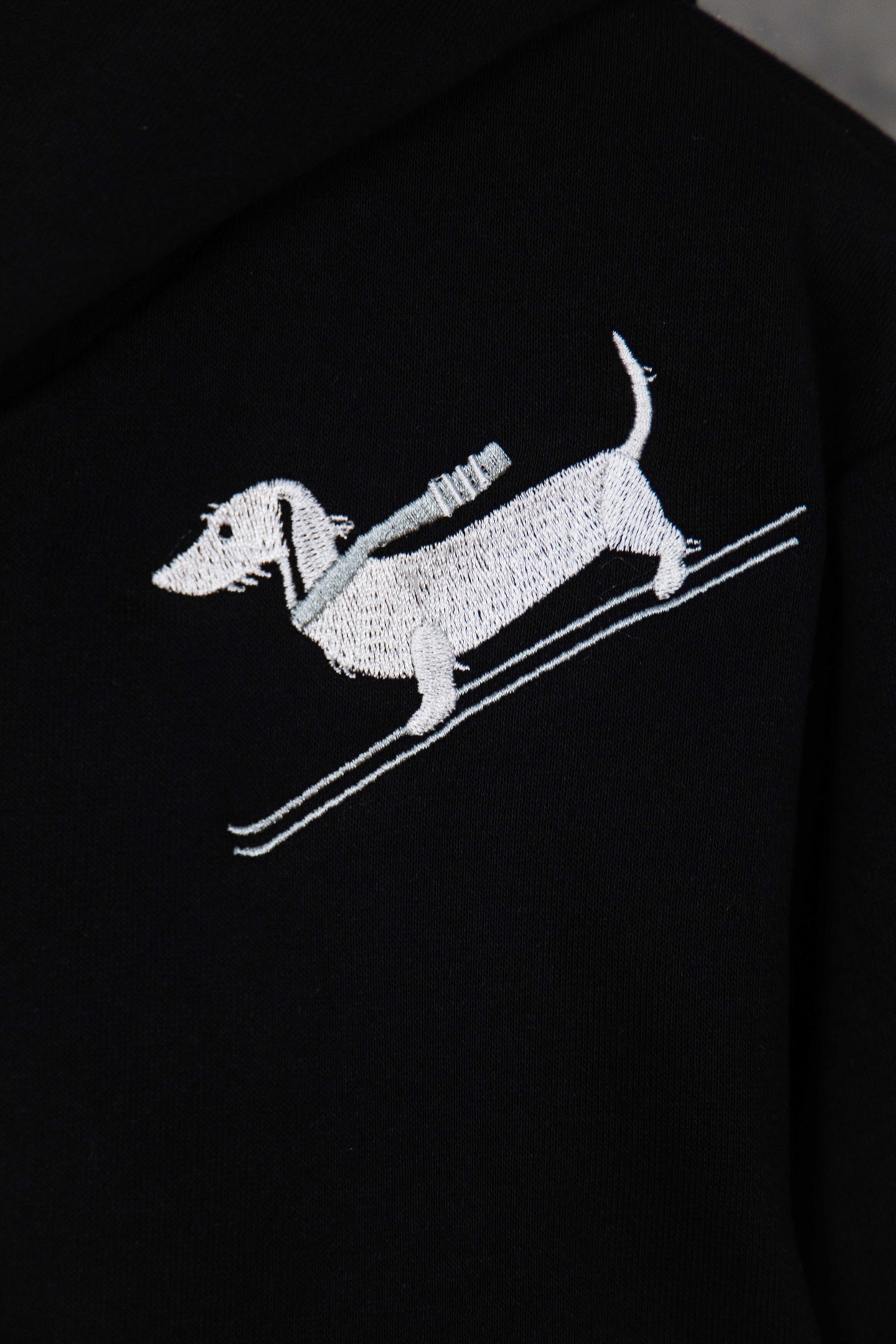 Thom Browne/汤姆布朗 25Fw小狗刺绣四条杠华夫格连帽针织开衫外套黑色-Chinese UA Cheap High Quatity Brand Clothes Bags handbags Sneakers wholesale wholesaler seller from China Factory suppliers Fashion Clothing Shoes best Quality Beautiful Price Thom Browne/汤姆布朗 25Fw小狗刺绣四条杠华夫格连帽针织开衫外套黑色