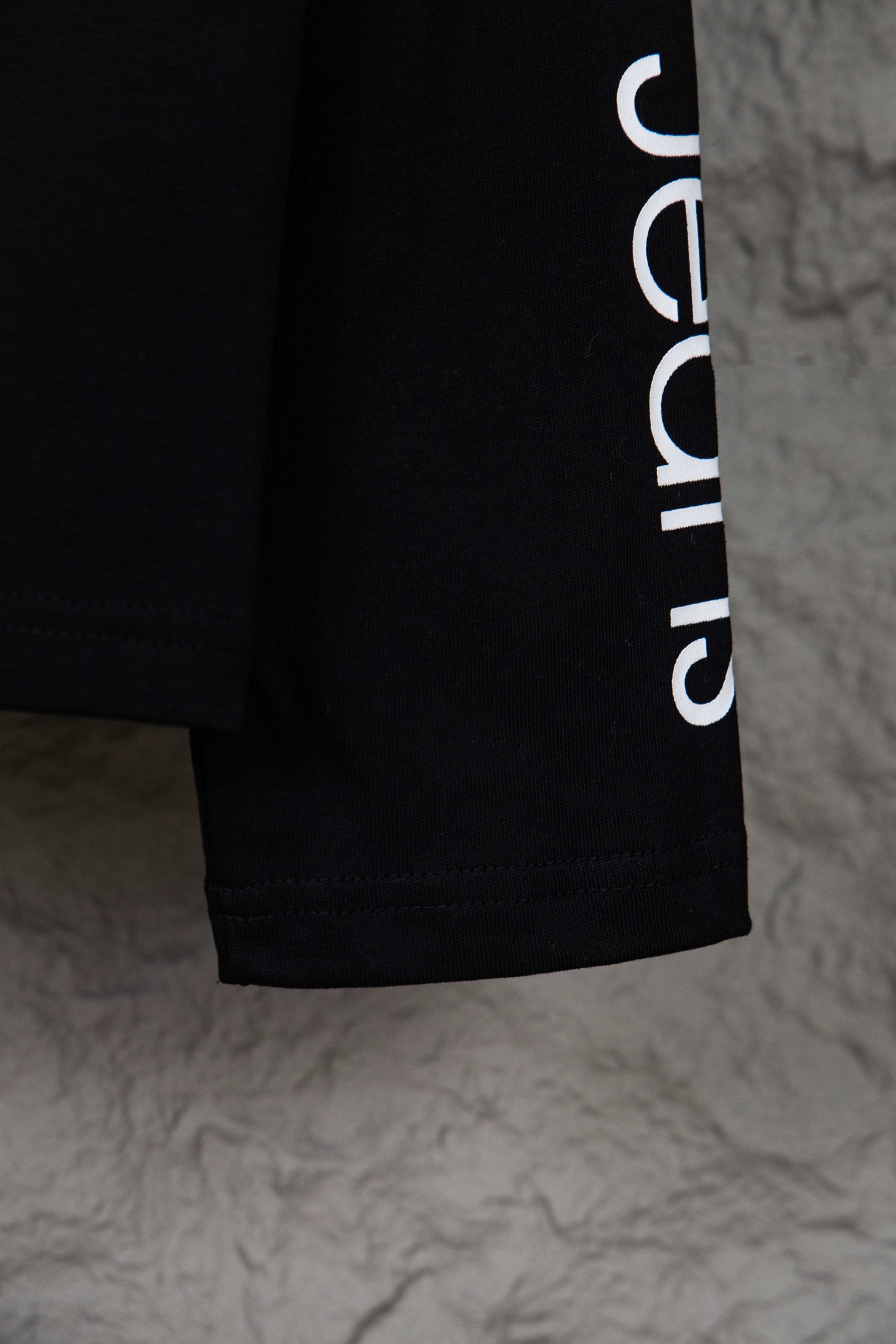 Calvin Klein CK 胸前袖子字母印花长袖黑 白-Chinese UA Cheap High Quatity Brand Clothes Bags handbags Sneakers wholesale wholesaler seller from China Factory suppliers Fashion Clothing Shoes best Quality Beautiful Price Calvin Klein CK 胸前袖子字母印花长袖黑 白