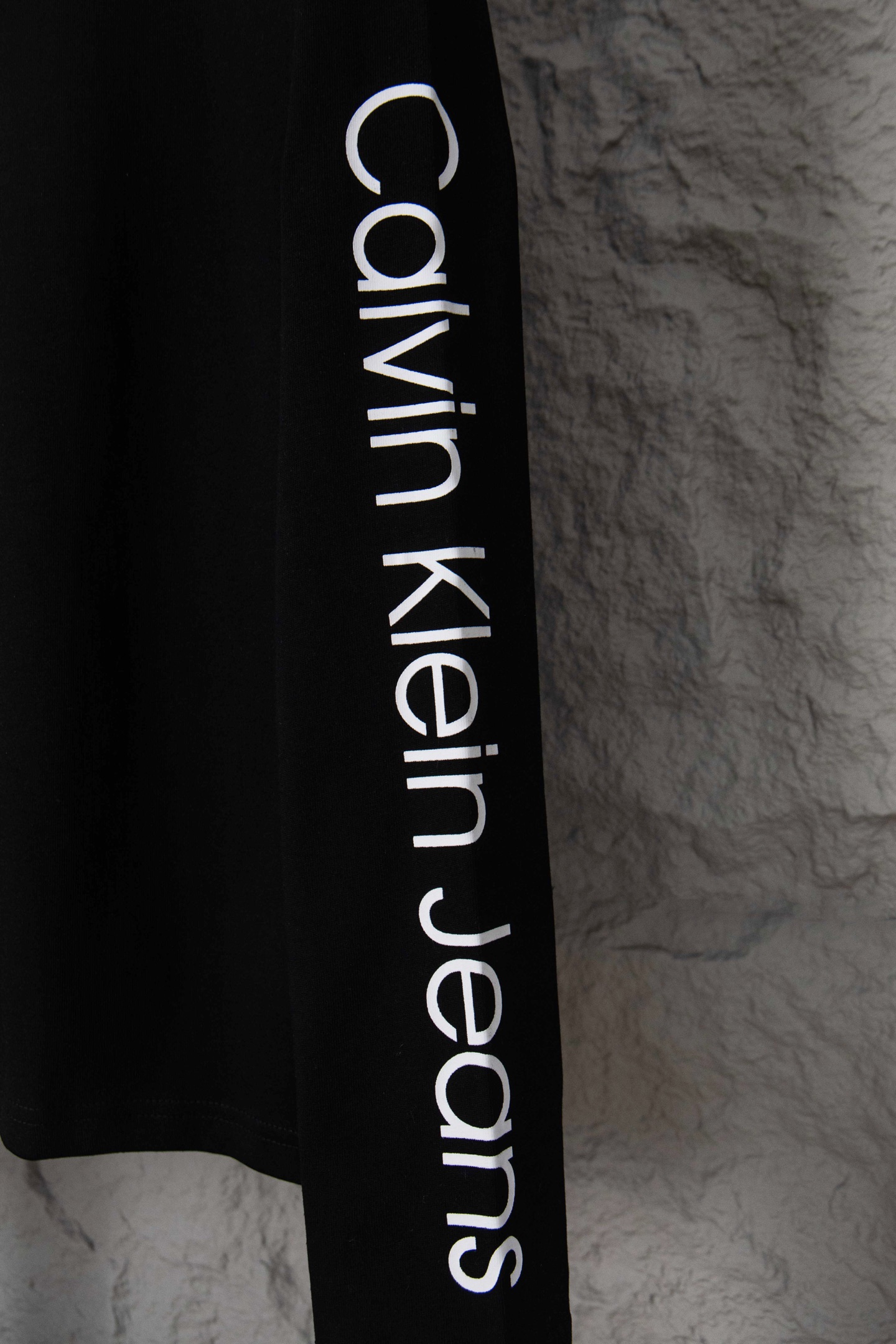 Calvin Klein CK 胸前袖子字母印花长袖黑 白-Chinese UA Cheap High Quatity Brand Clothes Bags handbags Sneakers wholesale wholesaler seller from China Factory suppliers Fashion Clothing Shoes best Quality Beautiful Price Calvin Klein CK 胸前袖子字母印花长袖黑 白