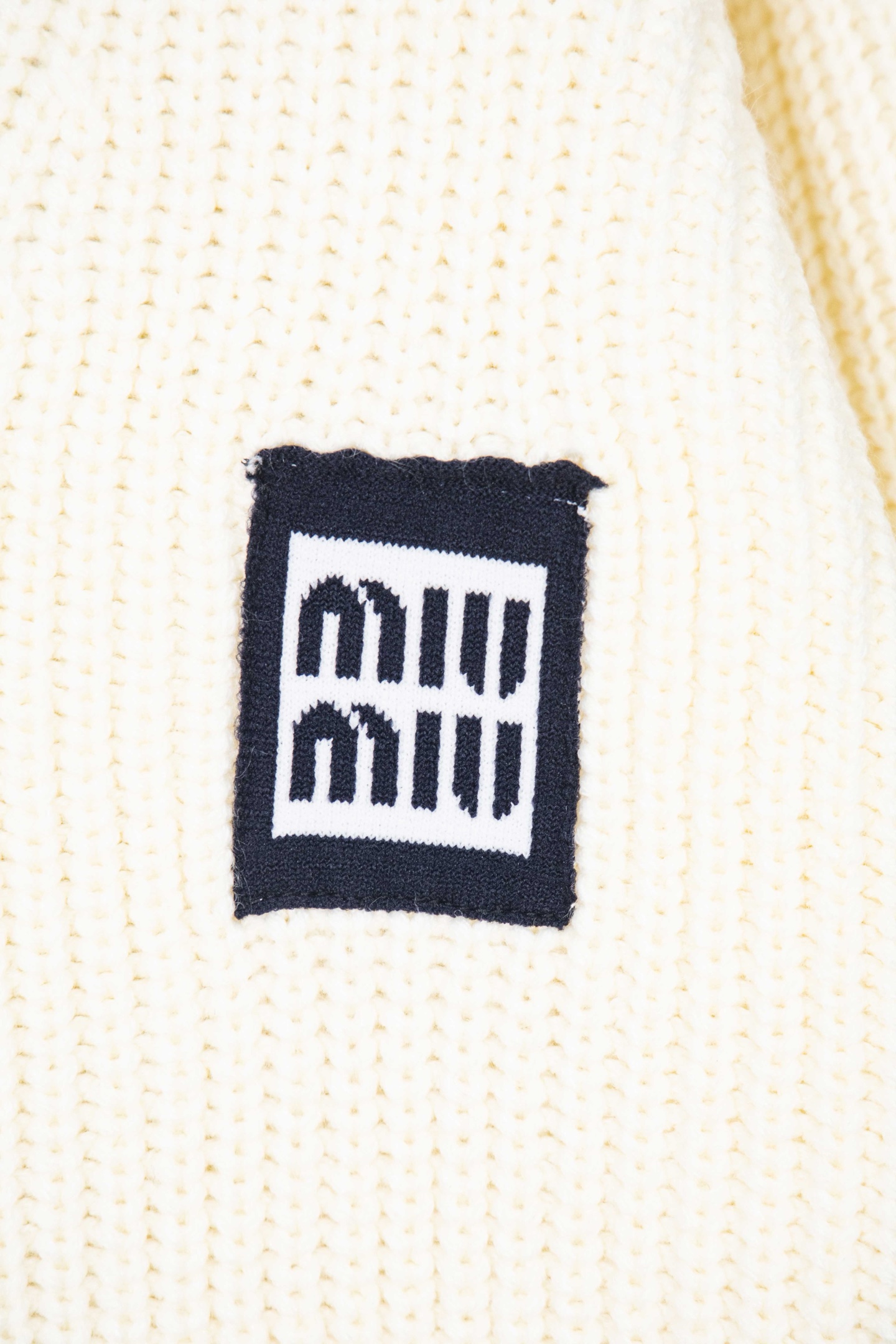 Miumiu缪缪24SS 徽标撞色毛衣开衫-Chinese UA Cheap High Quatity Brand Clothes Bags handbags Sneakers wholesale wholesaler seller from China Factory suppliers Fashion Clothing Shoes best Quality Beautiful Price Miumiu缪缪24SS 徽标撞色毛衣开衫