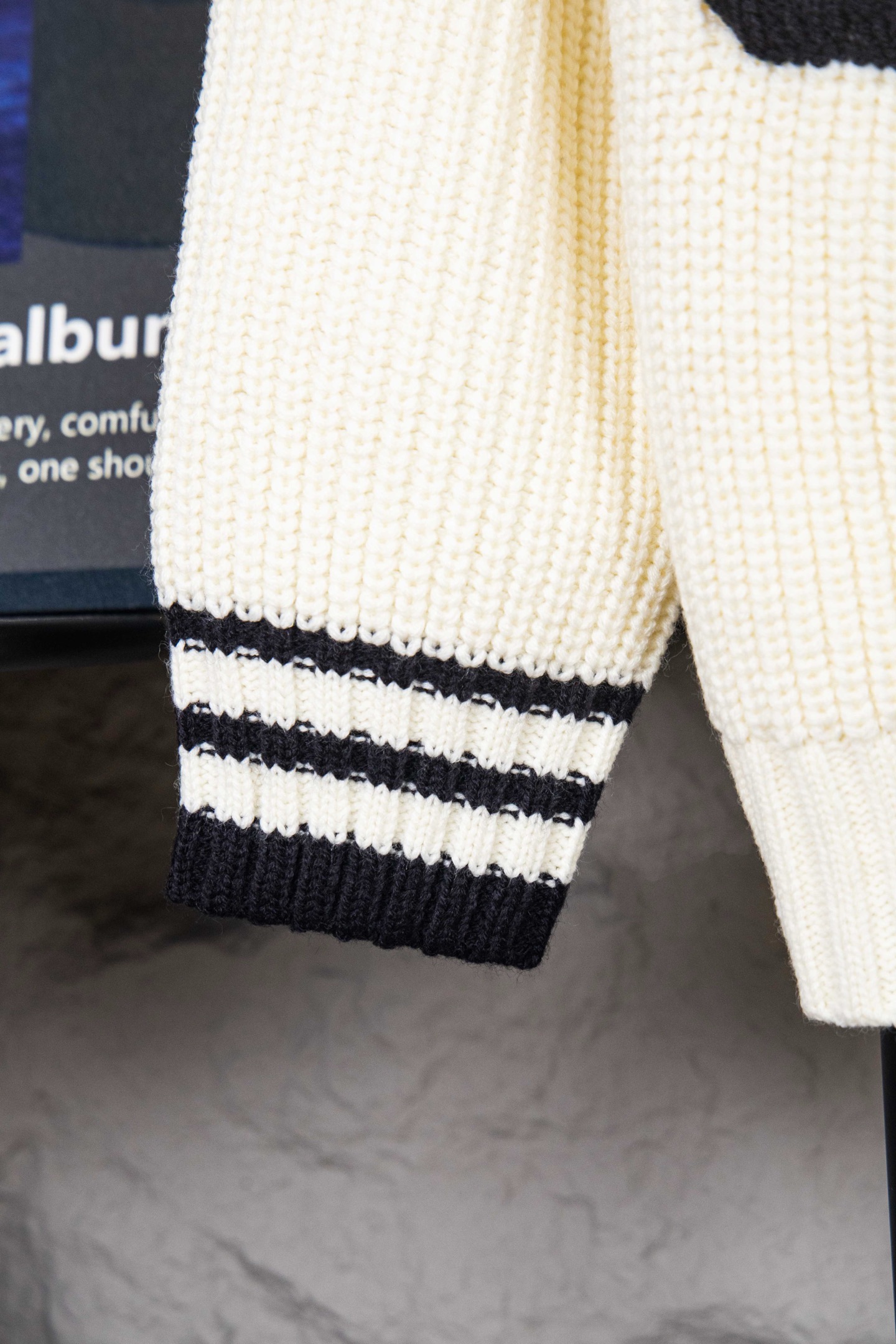 Miumiu缪缪24SS 徽标撞色毛衣开衫-Chinese UA Cheap High Quatity Brand Clothes Bags handbags Sneakers wholesale wholesaler seller from China Factory suppliers Fashion Clothing Shoes best Quality Beautiful Price Miumiu缪缪24SS 徽标撞色毛衣开衫