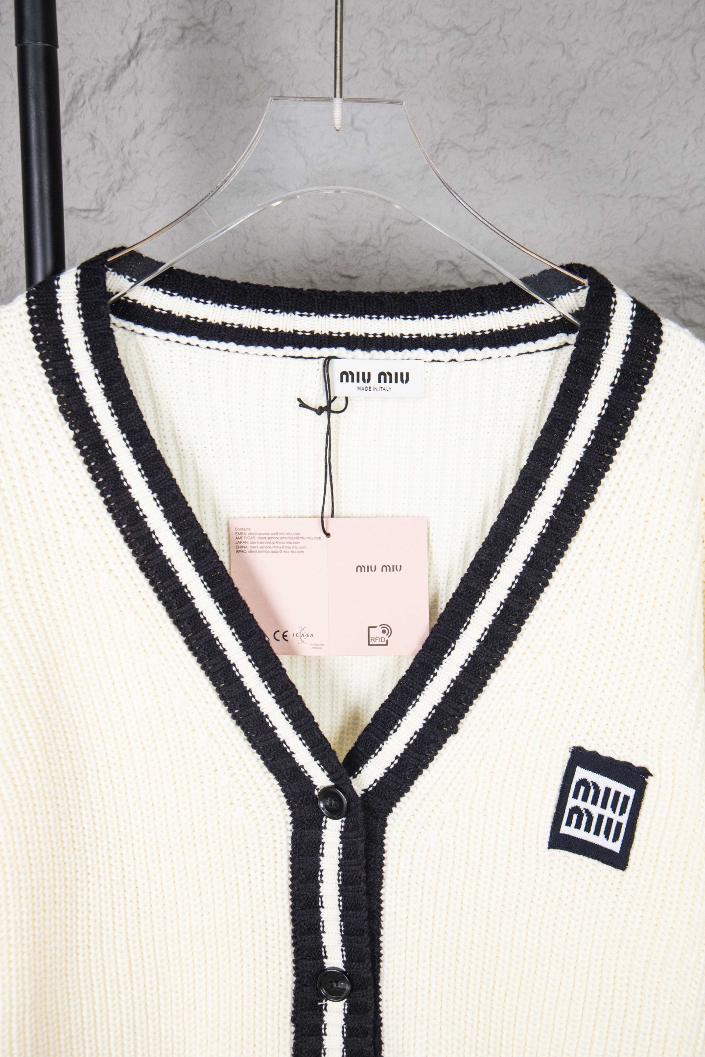 Miumiu缪缪24SS 徽标撞色毛衣开衫-Chinese UA Cheap High Quatity Brand Clothes Bags handbags Sneakers wholesale wholesaler seller from China Factory suppliers Fashion Clothing Shoes best Quality Beautiful Price Miumiu缪缪24SS 徽标撞色毛衣开衫