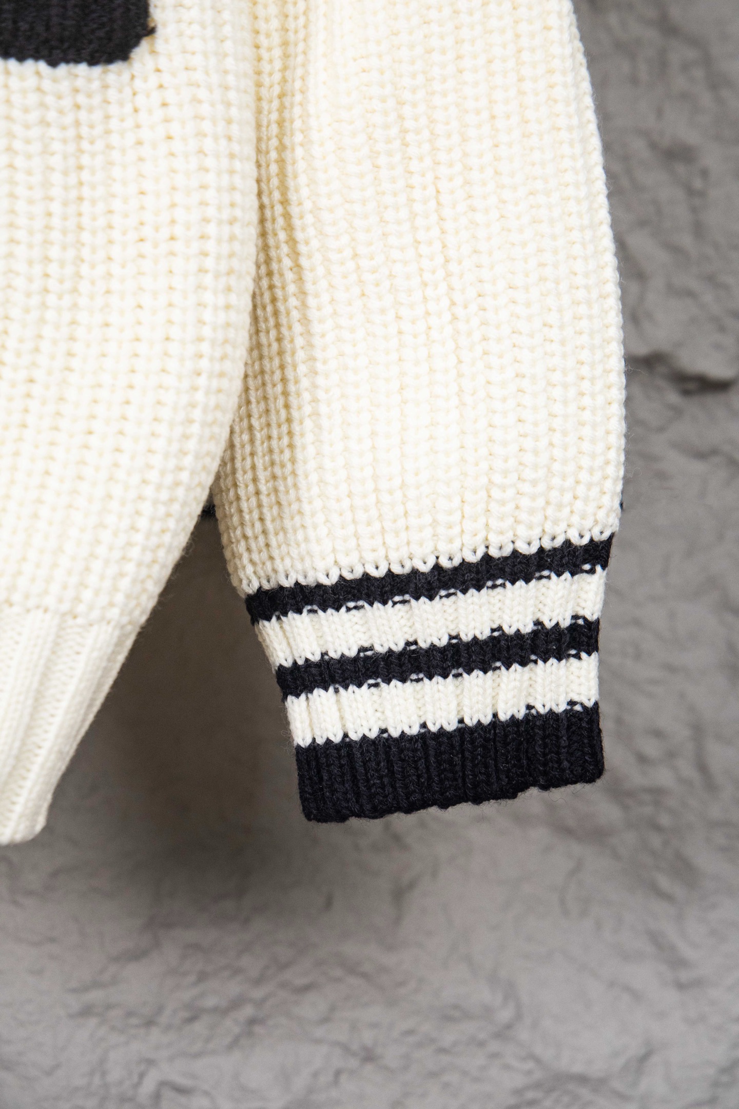 Miumiu缪缪24SS 徽标撞色毛衣开衫-Chinese UA Cheap High Quatity Brand Clothes Bags handbags Sneakers wholesale wholesaler seller from China Factory suppliers Fashion Clothing Shoes best Quality Beautiful Price Miumiu缪缪24SS 徽标撞色毛衣开衫