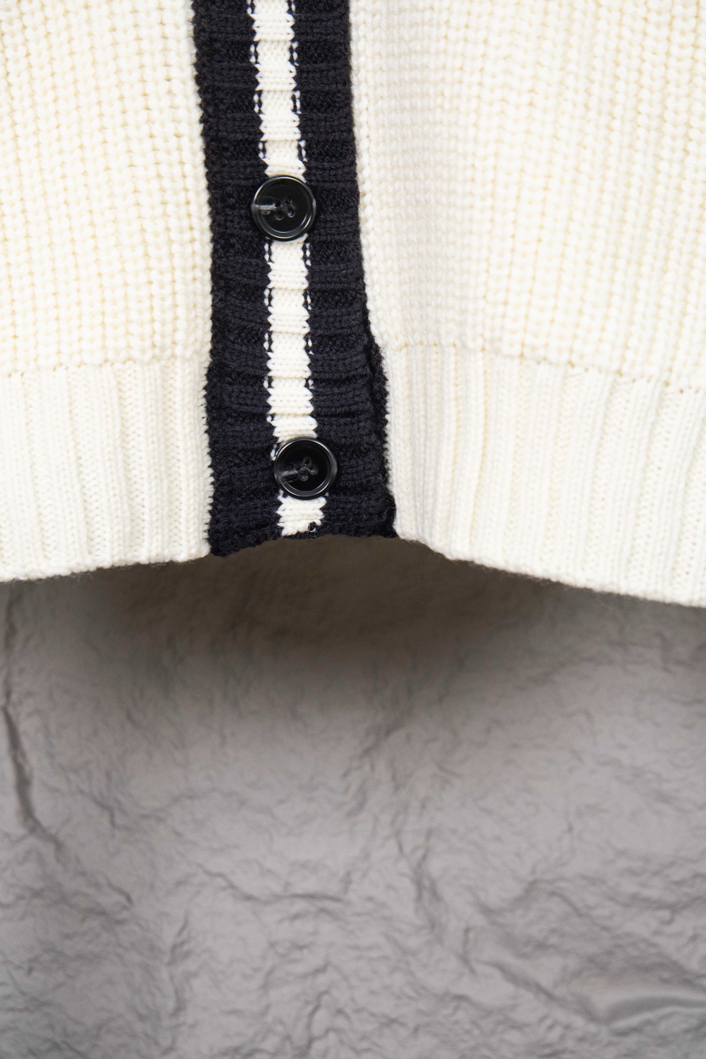 Miumiu缪缪24SS 徽标撞色毛衣开衫-Chinese UA Cheap High Quatity Brand Clothes Bags handbags Sneakers wholesale wholesaler seller from China Factory suppliers Fashion Clothing Shoes best Quality Beautiful Price Miumiu缪缪24SS 徽标撞色毛衣开衫