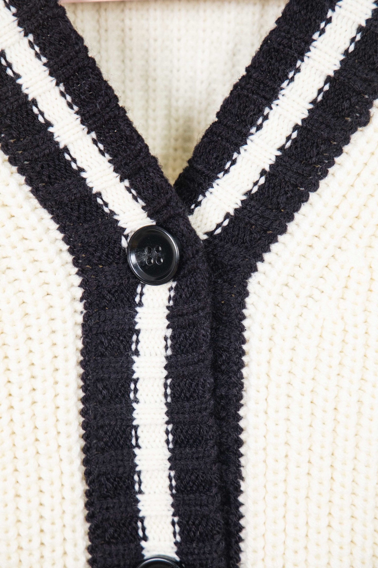 Miumiu缪缪24SS 徽标撞色毛衣开衫-Chinese UA Cheap High Quatity Brand Clothes Bags handbags Sneakers wholesale wholesaler seller from China Factory suppliers Fashion Clothing Shoes best Quality Beautiful Price Miumiu缪缪24SS 徽标撞色毛衣开衫