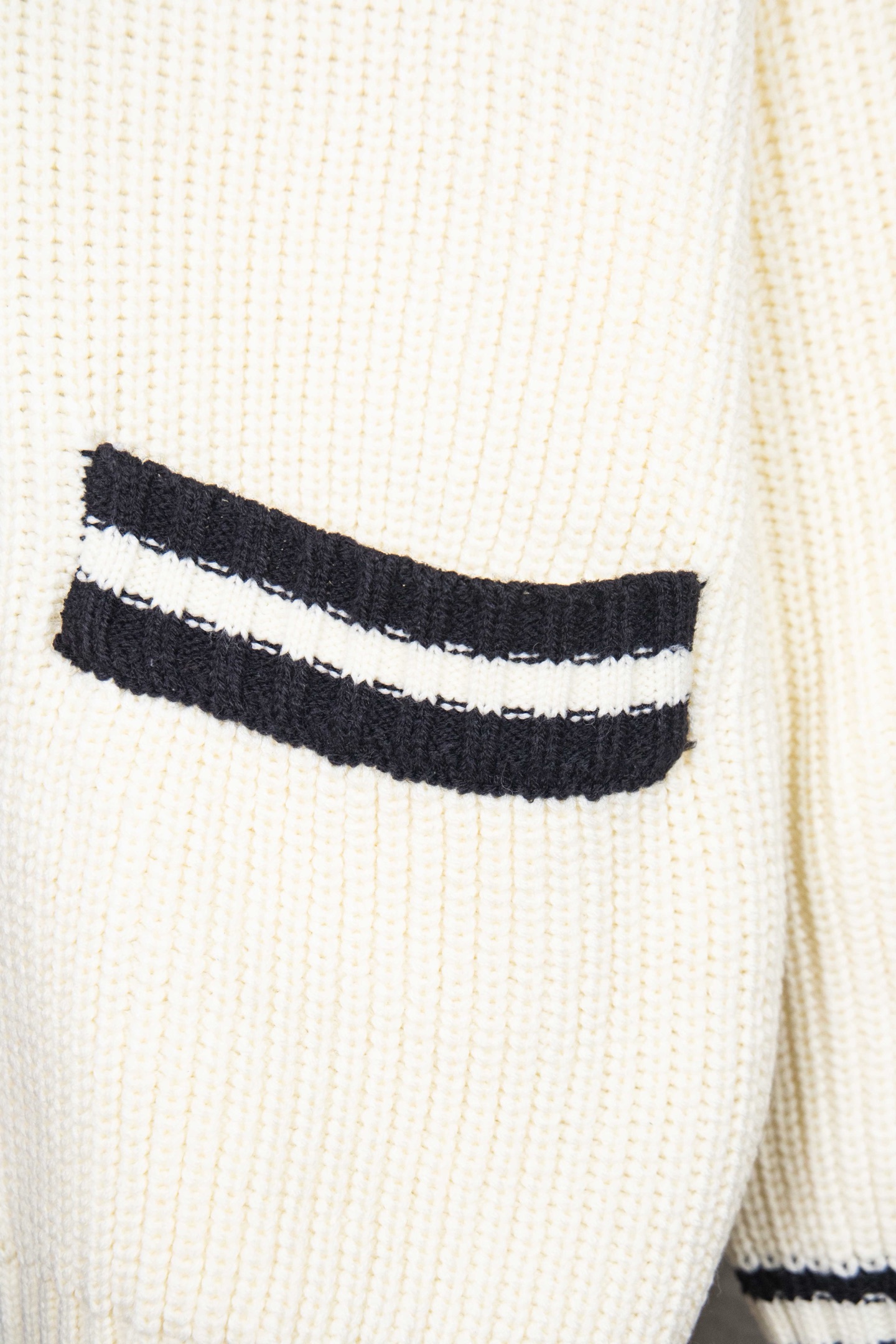 Miumiu缪缪24SS 徽标撞色毛衣开衫-Chinese UA Cheap High Quatity Brand Clothes Bags handbags Sneakers wholesale wholesaler seller from China Factory suppliers Fashion Clothing Shoes best Quality Beautiful Price Miumiu缪缪24SS 徽标撞色毛衣开衫