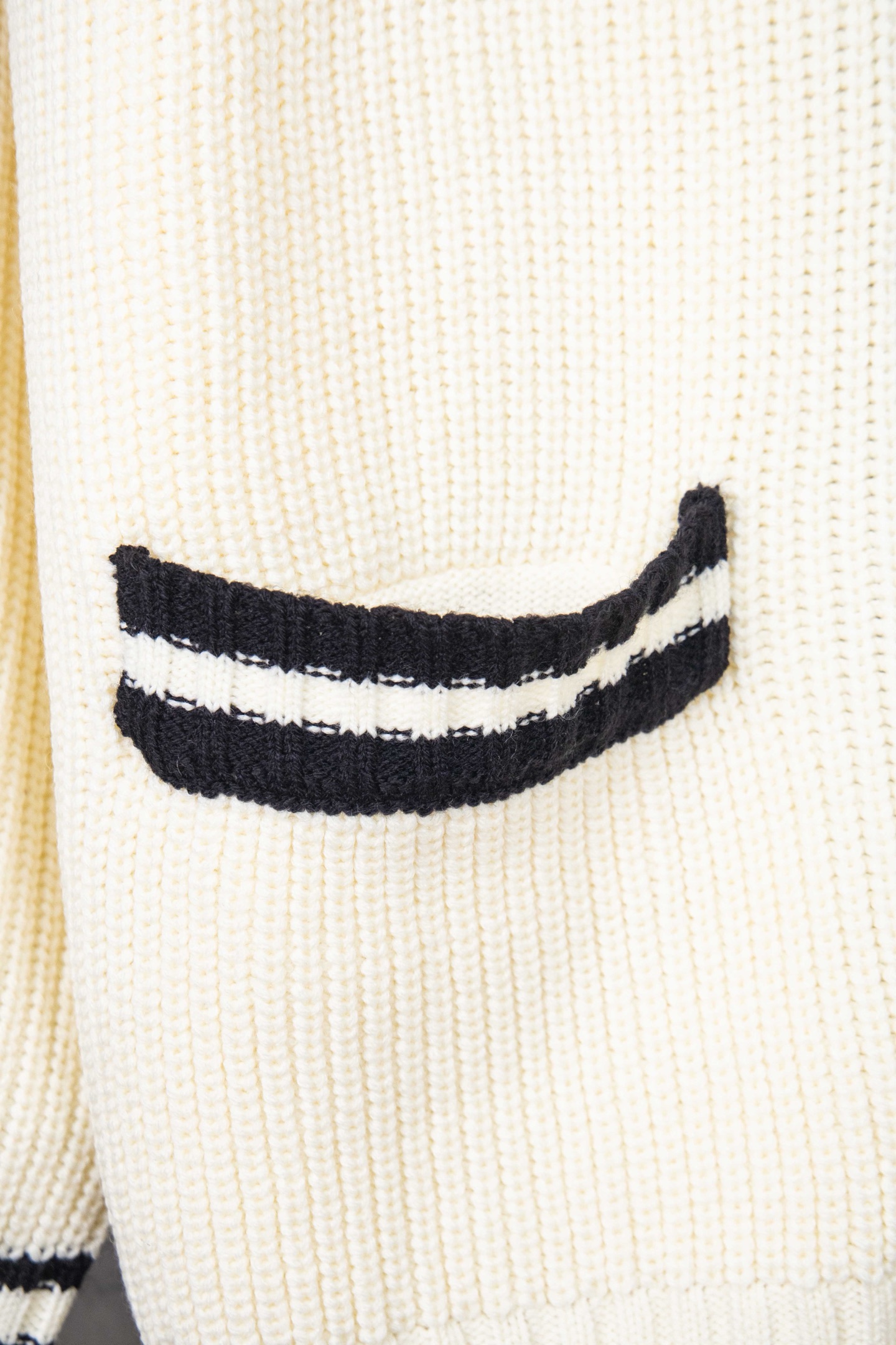 Miumiu缪缪24SS 徽标撞色毛衣开衫-Chinese UA Cheap High Quatity Brand Clothes Bags handbags Sneakers wholesale wholesaler seller from China Factory suppliers Fashion Clothing Shoes best Quality Beautiful Price Miumiu缪缪24SS 徽标撞色毛衣开衫