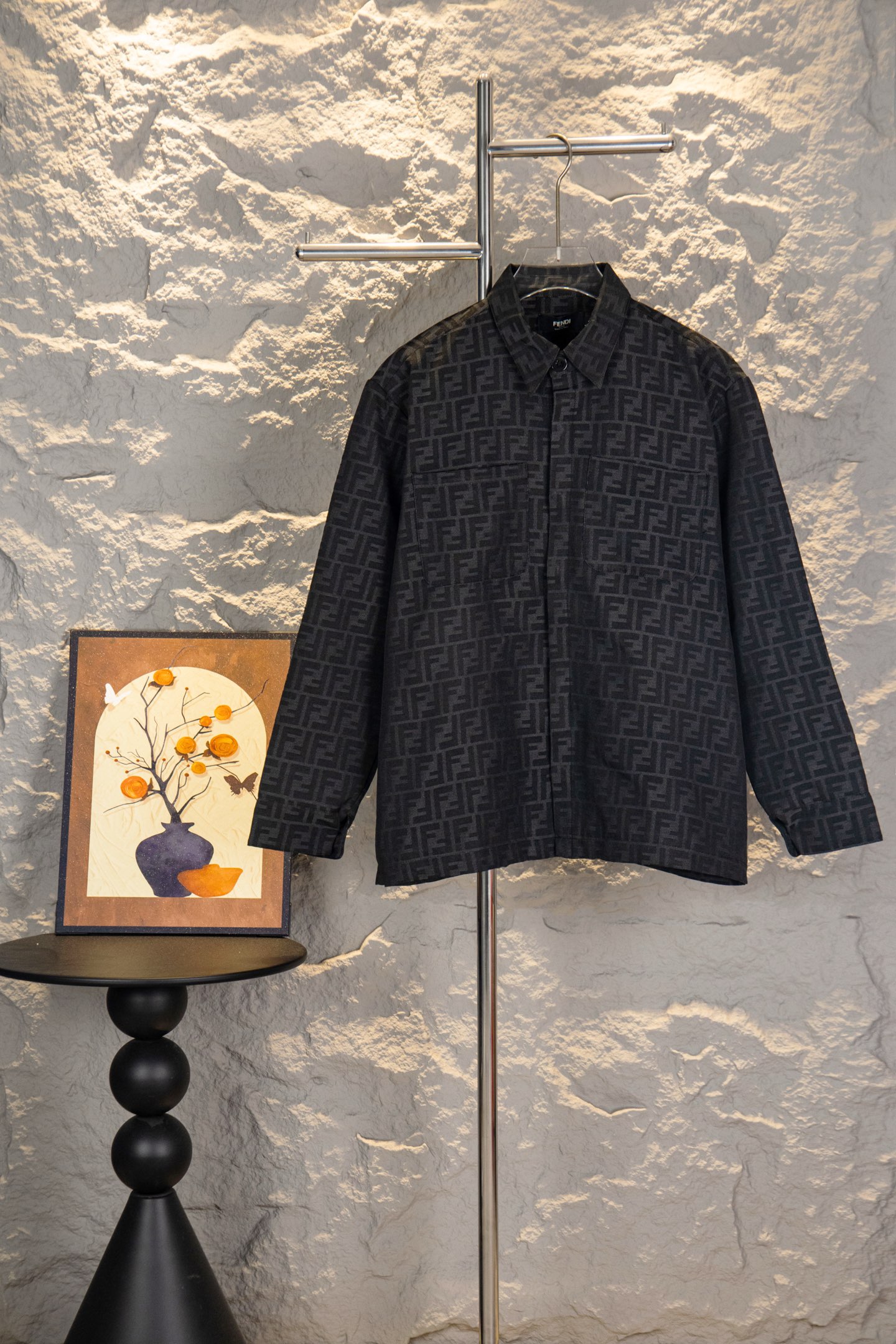 款号：Y74 P175 FENDI/芬迪新款经典Logo提花衬衫情侣款休闲老花外套夹克 1⃣️面料采用定制满印提花布料，满印提花采万针刺绣工艺技术 完美把控一针一线. 区别市场其他版本，面料采用定制定染超高的水洗扎染工艺，做工复杂，非常优…