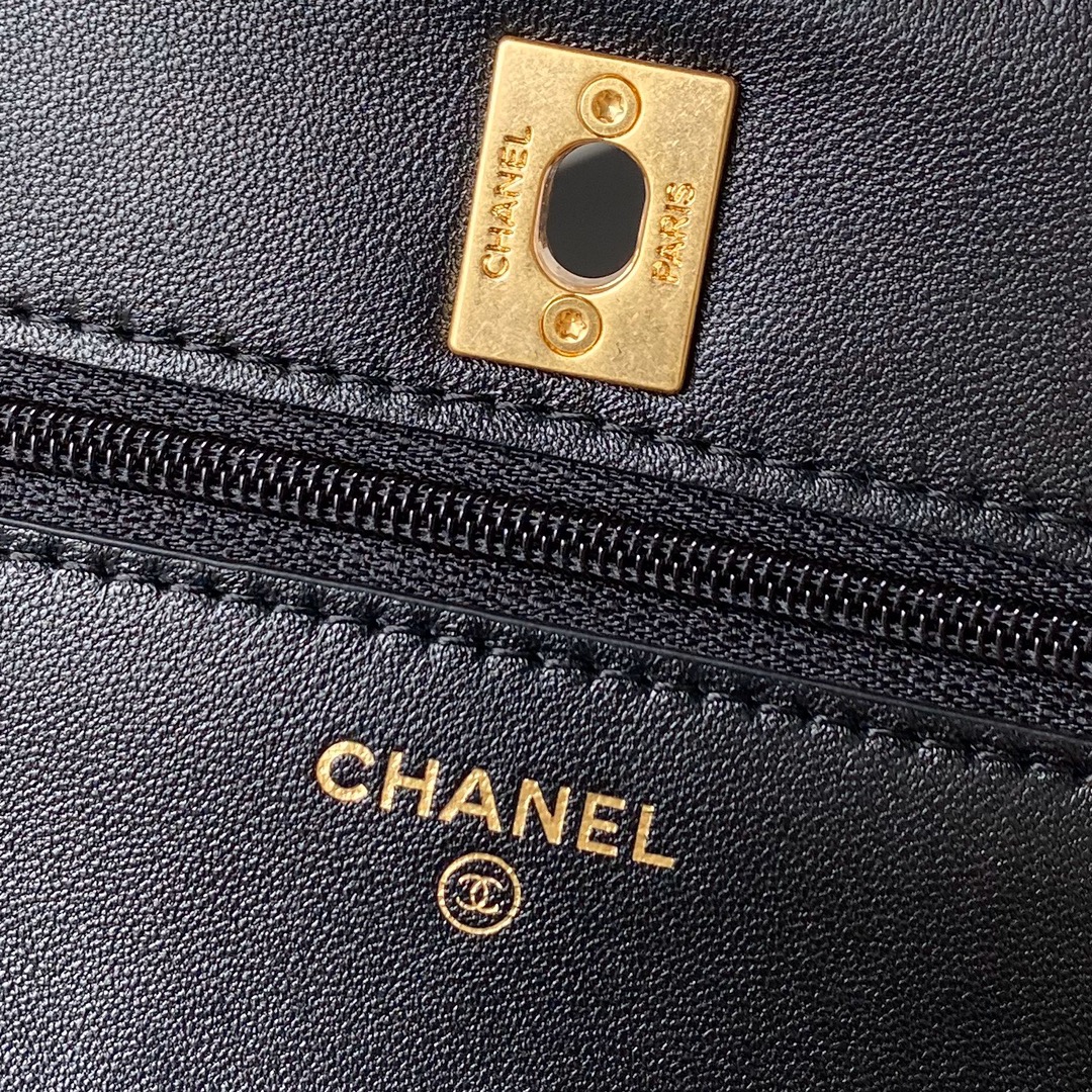 Chanel Luxury Designer Handbag Shoulder Bag in fine calfskin 7