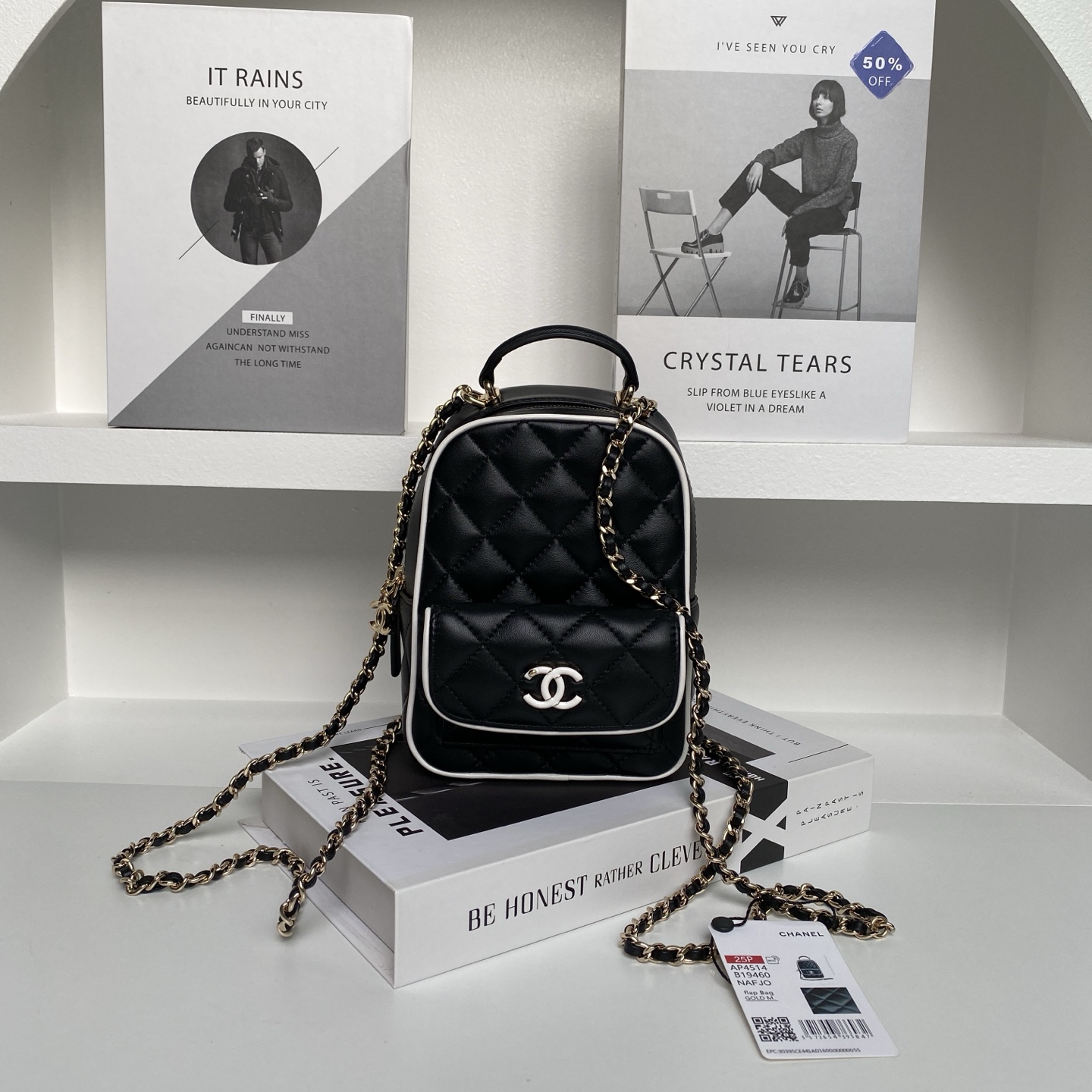 NO:688500,.Chane125P Panda series small backpack A is full of sophistication. This season is crazy. Lambskin with gold metal. Super practical. My favorite black and white panda color matching. It is completely in the aesthetic point. Simple and advanced. The texture is superb. With this classic diamond pattern, the fashion atmosphere is instantly full. It is the focus wherever you go. Size: 18×13×9cm, Chanel, chanel, chanel, backpacks, sheepskin19860909.Chane125P 熊猫系列小背包 A满眼都是精致 这一季简直杀疯了 小羊皮配金色金属 实用性超强 最爱的黑白熊猫配色 完全长在 审美点上 简约又高级 质感超绝 搭配 上这只经典菱格纹 时尚氛围瞬间拉满 走到哪都是焦点 尺寸:18×13×9cm,香奈儿,chanel,chanel,backpacks,sheepskin,Bag