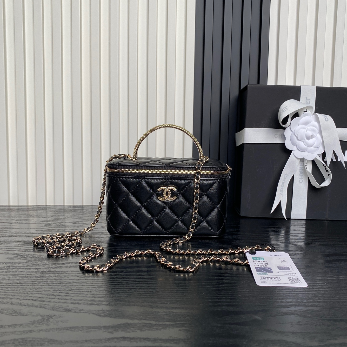 El bolso de cosméticos A con asa de diamantes de imitación Chane1☪️24B es realmente hermoso. Me enamoré del diseño del …