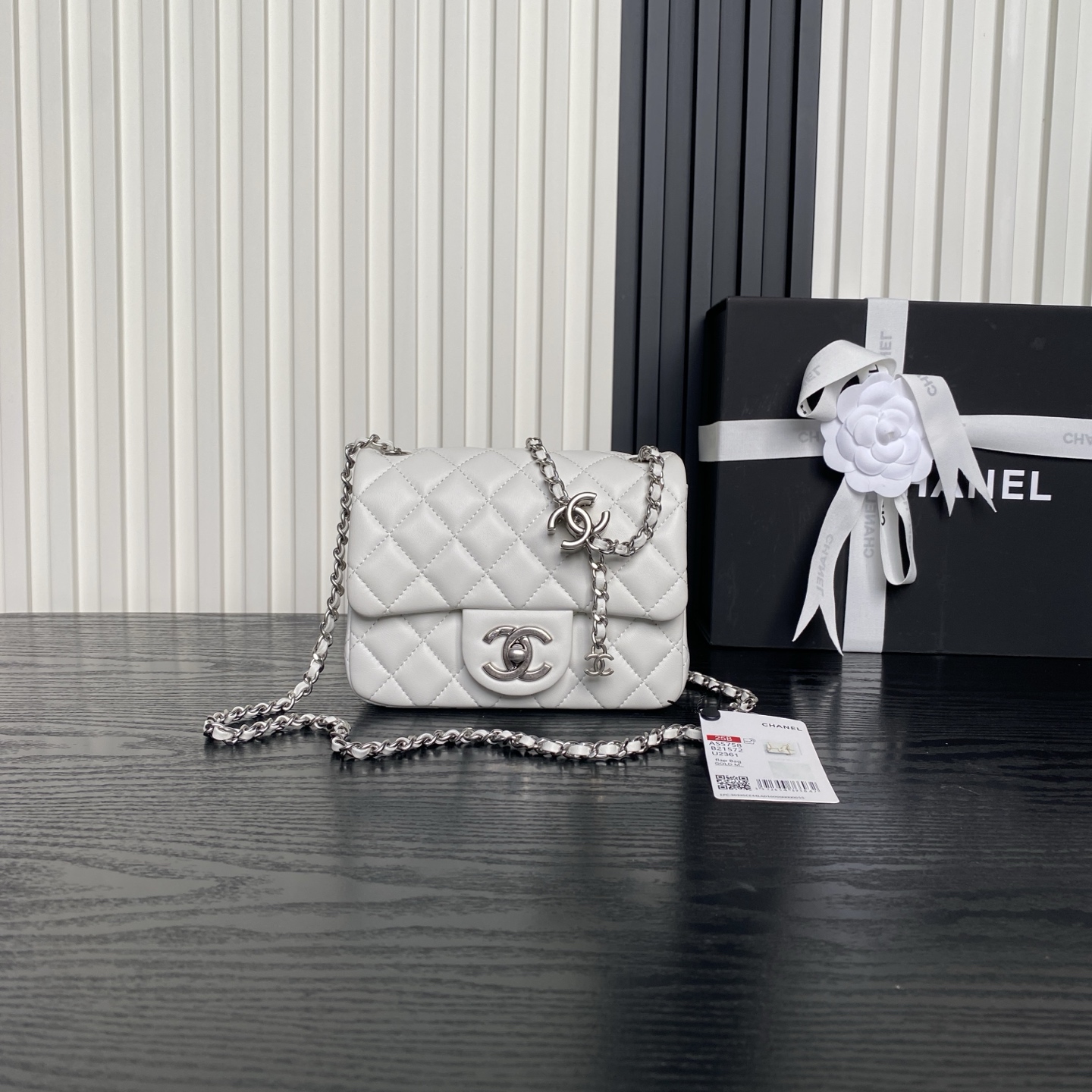 Cadena de plata Chanel🅾️25B Hermosa hebilla doble C serie CF AS5758 Piel de cordero con cadena de metal dorado ⛓️Diseñ…