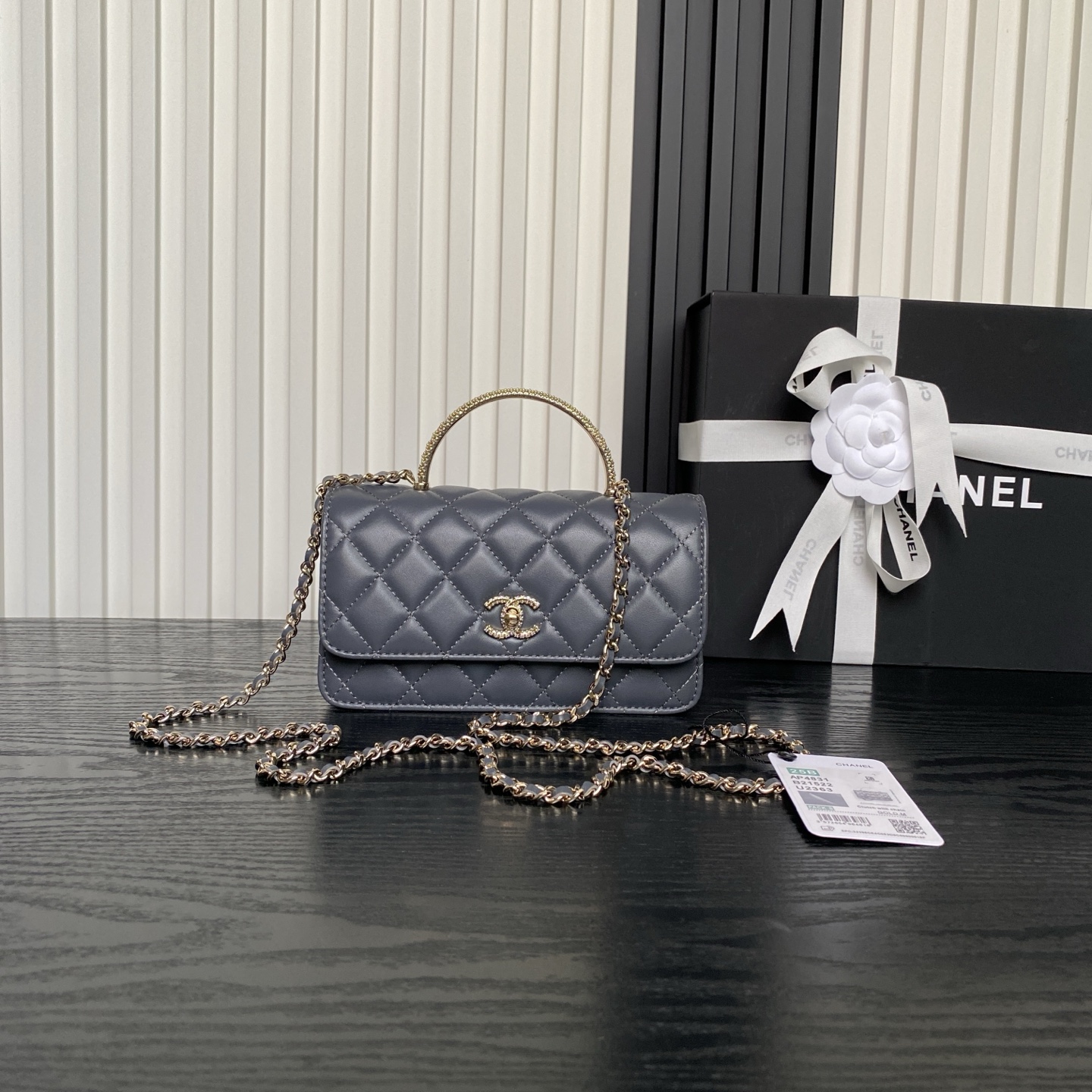 El bolso cosmético A con asa de diamantes de imitación Chane1🧩🖤24B es realmente hermoso. Me enamoré del diseño del ma…