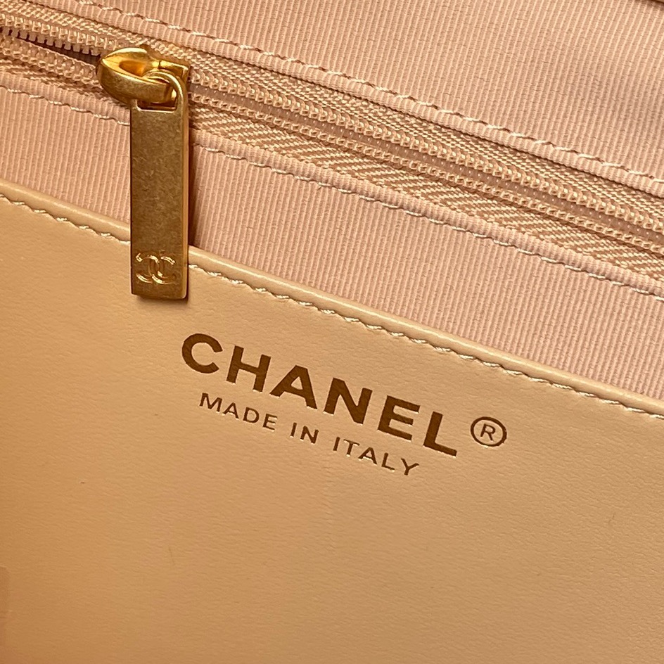 Chanel Style Leather Hobo Bag style reference detail image 9 from source 764374