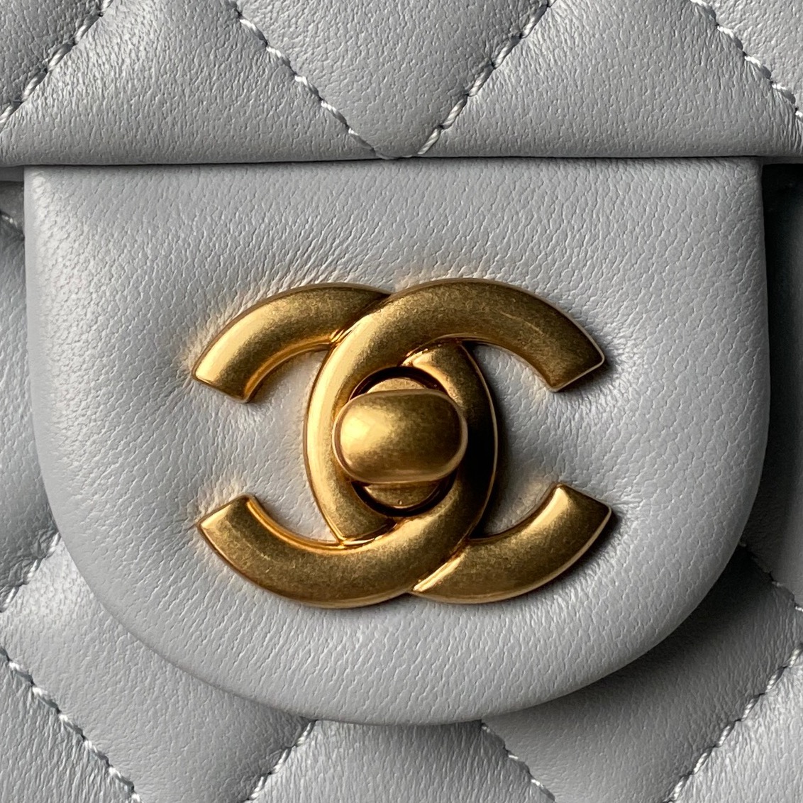 Сумка CF Mini с золотистой фурнитурой и цепью Chanel