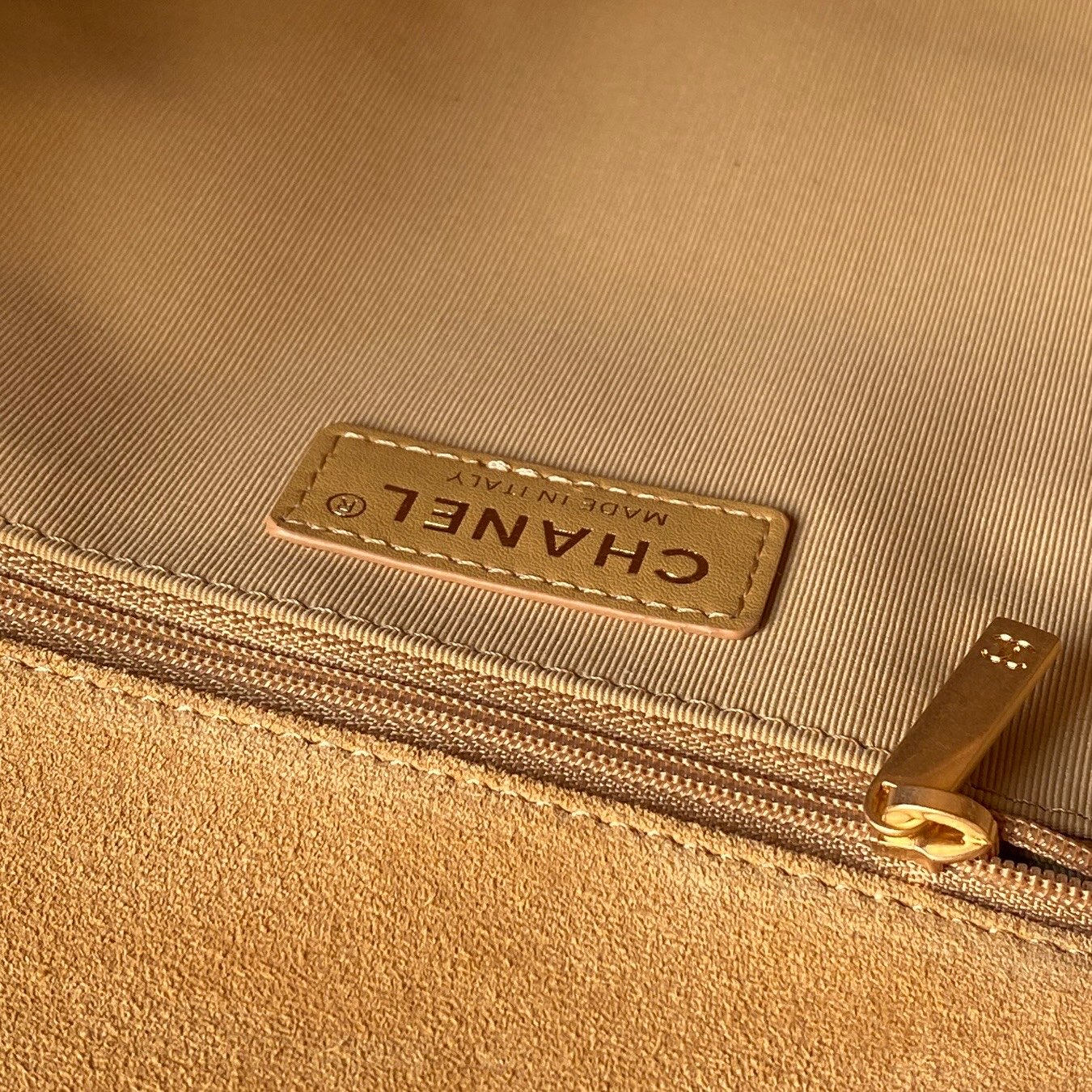 Chanel Style Leather Messenger Bag style reference detail image 8 from source 764388