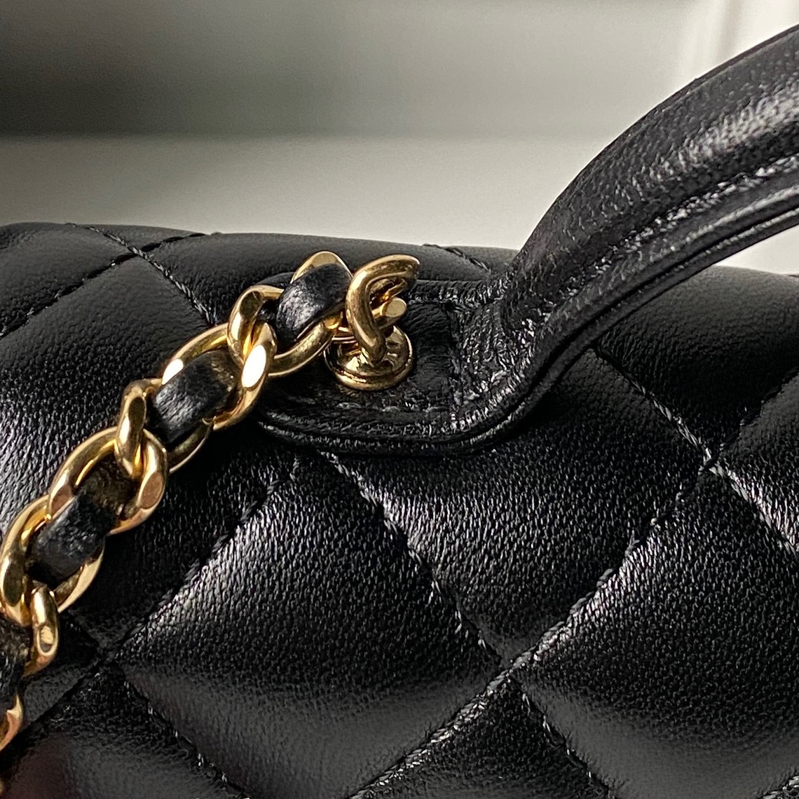 Chanel Style Leather Messenger Bag style reference detail image 4 from source 764387