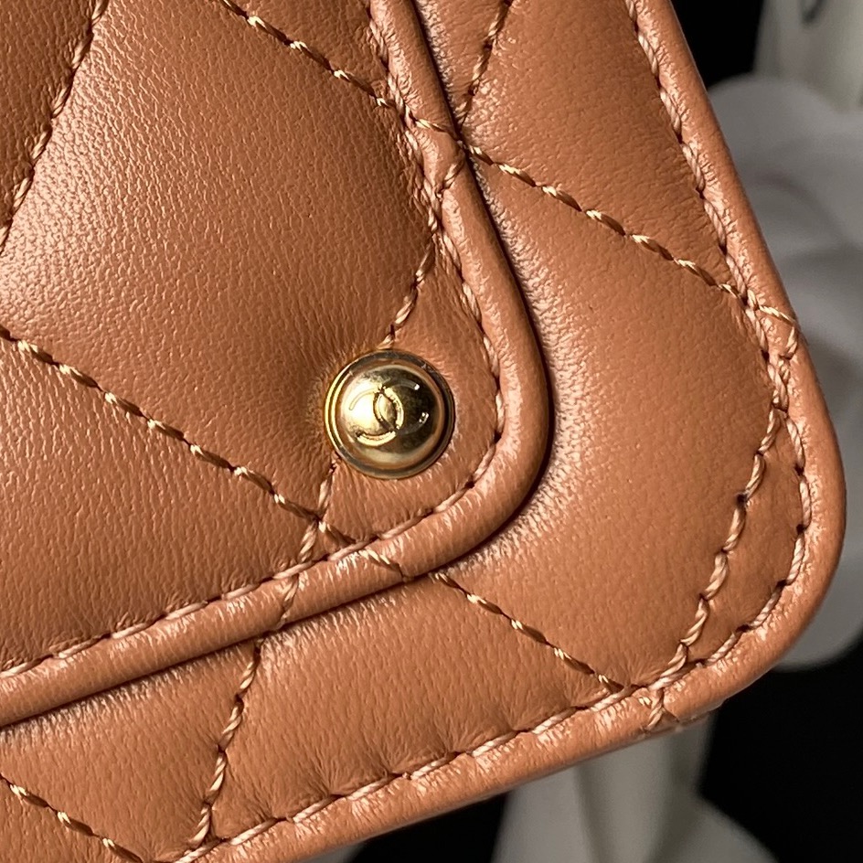 Chanel Style Leather Messenger Bag style reference detail image 4 from source 764386