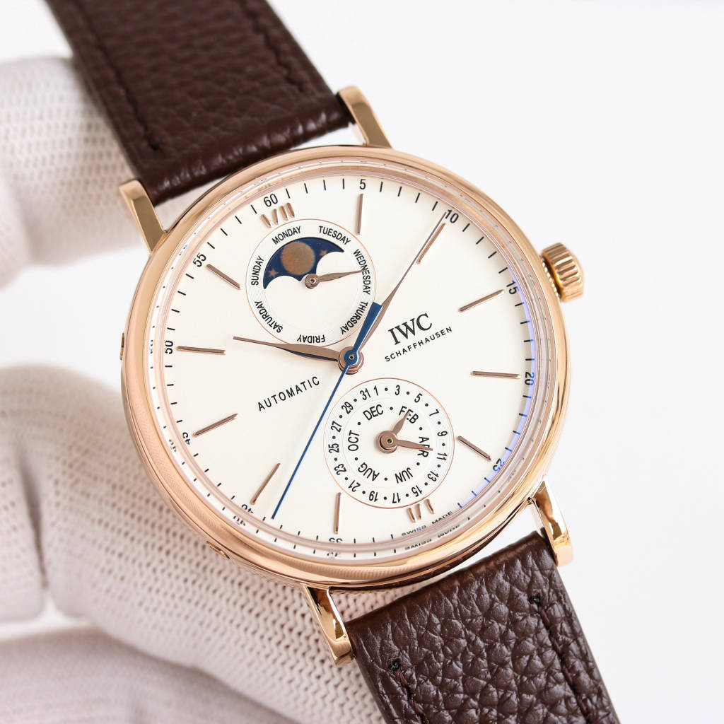 NO:725787,Produced by GR White shell Gold shell Crafted by GR Factory!  IWC Portofino series IW359001 watch K is the first work launched by the brand equipped with a new self-developed full calendar module!  Different from other styles, this time the dial adopts an 'upper and lower eyes' layout, with the day of the week and moon phase displayed at 12 o'clock, and the calendar and month displayed at 6 o'clock!  In addition to the new functional layout, the rest of this full-calendar watch still inherits all the classic elements of the Portofino series without reservation. The case is made of 316L stainless steel, which is polished and very smooth!  The glass adopts double-sided anti-reflective curved transparent sapphire glass!  The movement uses a brand new imported movement to restore the complex functions of the all-in-one machine 32150. All functions are synchronized with the original version!  Italian calfskin with globe folding buckle!  Suitable for various business occasions, simple and refined yet elegant!  Welcome watch friends from all walks of life to taste and give gifts. Please look for the exclusive quality of GR, the best luxury recommendation, cowhide19860909GR 出品 白壳 金壳  GR Factory 匠心打造！IWC柏涛菲诺系列IW359001腕表 K是品牌推出的第一款配备全新自主研发全历模块的作品！ 而其他款式不同,此次表盘采用“上下双眼”布局,12点字位显示星期与月相,6点以为显示日历与月份！除了全新的功能布局,这款全历表的其余部分依然毫无保留的传承柏涛菲诺系列所有的经典元素 表壳采用316L精钢表壳,打磨抛光非常圆润！玻璃采用双面防反光弧面透明蓝宝石玻璃表镜！机芯采用全新进口机芯还原一体机复杂功能32150,所有功能与原版同步一致！意大利小牛皮搭配地球折叠扣！适合各种商务场合,简敛精致不失优雅！欢迎各路表友品鉴送礼最佳奢华推荐请认准GR独家品质,,cowhide,Watch