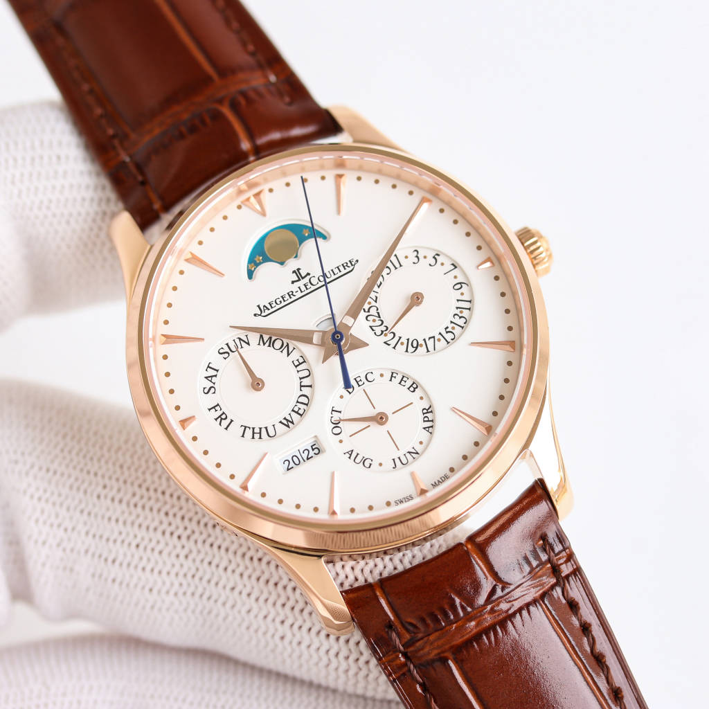 NO:725796,Platinum, Diamond 50, GR Factory new product produced by GR. After 3 years of research, the Jaeger-LeCoultre Master Full-Function Perpetual Calendar Mechanical Movement K is a replica of the Jaeger-LeCoultre Master Perpetual Calendar Automatic Mechanical Watch. Adhering to the concept of regardless of time and cost, we have achieved the use of imported movements to restore the complex functions of the all-in-one machine. All functions of the 868 movement are consistent with the official!  1: Perpetual calendar function, the invisible button at 8 o'clock can be touched to adjust the annual calendar through the month. The perpetual calendar year operates normally, which facilitates the operation of the annual calendar function module. The year display of 2029 makes it easier to replace the perpetual calendar function module.  2: Calendar disk, day disk, month disk function, 1. The calendar disk is displayed at 3 o'clock, and can be adjusted forward by pulling out the first gear of the button, and can be adjusted forward by the first gear of the button, and can be adjusted backward by the reverse direction. * It is not recommended to reverse the adjustment, so the function will jump the moon disk. 2. The 9 o'clock position of the calendar disk can be displayed by pulling out the button.  The second pull-out gear is reversed and adjusted through 24-hour time. 3. The month dial is displayed at 6 o'clock and can be adjusted by touching the invisible button at 8 o'clock. An operating lever with a dedicated adjustment button is attached. In this way, the three functions can be restored and realized individually, making it easy to operate while wearing.  Three: Warning window function, a fan-shaped window located above the needle axis in the center of the dial. When it is displayed in white, the year can be manually adjusted. When it is displayed in blue, it is a restricted time period. It is best not to adjust the year in this area to avoid damaging the normal service life of the movement. Therefore, the 868/1 movement is a complex function movement. It is not a movement defect, and the same is true for the original.  Four: Moon phase disk function, the moon phase window located at 12 o'clock rotates once every 30 days to achieve a true function and a true moon image. It can be reversely adjusted by pulling out the first gear of the button, which actually solves the problem that the moon image function cannot be adjusted independently. In addition, the adjustment method of the above functions will be accompanied by an instruction card for use and adjustment, so that watch friends can understand it more simply and clearly. While paying attention to the restoration of functions, the restoration of appearance is also a top priority.  1: The material at the bottom of the shell ring is made of the same fine steel material as the original. Each accessory is individually precision-produced by CNC to restore the original appearance, maintain the original size of 39mm, and the thickness is the closest to the original size. On the basis of fully realizing the complex functions, the overall thickness is controlled as much as possible, and is now about 10mm.  2: Restoration of the dial, according to the original size, the scales are all real dials from the mold, the three-dimensional effect and gloss are infinitely restored, the size and the position of the dials are fully QC, the three function dials are concave in the same way as the original, the three-dimensional convex and concave feeling of the moon image window and perpetual calendar window are more obvious, the scale points and logo also follow the original version, with a slightly convex look and feel, and all dial colors are restored to be consistent as much as possible.  Three: Use the Toffee pointer. The Toffee sword-shaped pointer is the iconic pointer of the Jaeger-LeCoultre brand. It is half sandblasted and half polished. The hour and second hands are micro-bent. The steel blue needle is burnt steel blue, and the blue is more pure. All the hard work of the GR factory is the only way to achieve the result. It restores this Jaeger-LeCoultre Master Complex Perpetual Calendar watch as much as possible, so that watch friends can feel the charm of the watch more personally while loving it.  For the best luxury gift recommendation, please look for the exclusive quality of GR, jaeger-lecoultre19860909GR 出品 白 金 钻50 GR Factory 新品经过3年研究积家大师全功能万年历机械机芯K复刻积家大师万年历自动机械腕表.在不计时间和成本的理念坚持下,实现了使用进口机芯还原一体机复杂功能868机芯所有功能与官方一致！ 一:万年历功能,可触及8点位置隐形按键通过月份调节年历,万年历年份正常运行,这样便于年历的功能模块的运转,年份显示一2029使更换万年历功能模块更简便. 二:日历盘星期盘月份盘功能,1.日历盘3点位显示,可通过巴的拉出的第一个档位顺转向前日期调节,逆转向后日期调节,*不建议逆调因此功能会跳动月像盘.2.星期盘9点位显示,可通过巴的拉出的第二个档位逆转通过24小时时间调节.3.月份盘6点位显示,可通过8点位隐形按键触及调节,附配送专用调节按键的操作杆.以此还原和实现3个功能均可单独调节,便于佩戴时操作. 三:警示窗功能,位于表盘中央的针轴上方的一个扇形窗口,显示为白色时可手动调整年份,显示为蓝色时为禁区时间段,这个区域最好不要调年份,以免破坏机芯的正常使用寿命,因此款868/1机芯为复杂功能机芯,并不是机芯缺陷,原装也是如此. 四:月相盘功能,位于12点位置月相窗口30天运行一圈,实现真功能真月像,可通过巴的拉出的第一个档位逆转调节,实际解决了月像功能不能单独调节的问题. 另此以上功能的调节方法会附送使用调节说明卡一张,以便于表友更简单明了的了解 在重视功能还原的同时,外观的还原也是重中之重. 一:壳圈底的材料均使用和原一致的精钢材料,每个配件均单独通过CNC精密制作,以此还原本来的外观效果,保持原39mm大小,厚度更是最接近原装的尺寸,在复杂功能全实现的基础上,尽可能控制整体厚度,现做到10mm左右. 二:面盘的还原,根据原装尺寸还原,刻度丁均为开模真丁,立体感和光泽度无限还原,尺寸和丁的位置更是全QC,3个功能盘的做法跟原装一致均为凹下,月像窗口和万年历窗口立体凸凹感更明显,刻度点和Logo也跟足原版,微凸的观感,所有面盘色也尽可能的还原到一致. 三:使用太妃指针,太妃剑型指针是积家品牌的标志指针,为一半喷砂一半抛光,且时针和秒针均为微压弯工艺,钢蓝针为烧钢蓝,蓝色更纯正. GR工厂所有努力的过程都是实现结果的必经之途,尽可能的还原此款积家大师复杂万年历腕表,让表友在喜爱的同时更切身的感受腕表的魅力. 送礼最佳奢华推荐请认准GR独家品质,,jaeger-lecoultre,Watch
