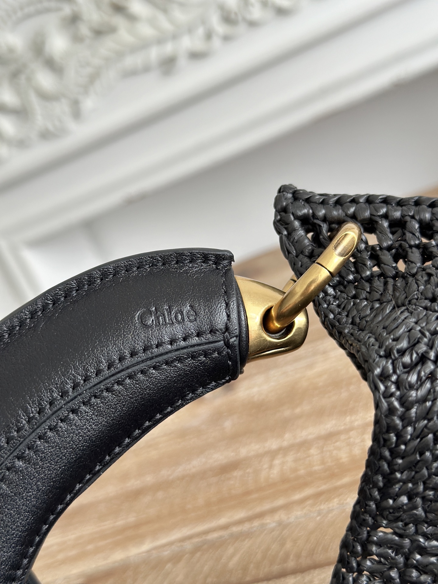 内部价💰670
Chloé 25S Summer Banana hobo bag草编包以独特的香蕉形提把和鲜艳的拉菲草色调,为夏日造型注入一股清新活力。袋身正面饰有醒目的Chloé字样,彰显了品牌的独特风格。设计灵感源自1970 年代Karl Lagerfeld为Chloé设计的经典款式,充满复古情怀。这款Hobo袋不仅外观时尚,更兼具实用性,绝对是夏日穿搭的亮点。
草编袋热潮2025!夏日炎炎、为你的造型注入一丝清新自然的气息!Chloe草编袋绝对是你的不二之选!相信能为你的夏日穿搭增添亮点。
型号:1668
尺寸:36*21.5