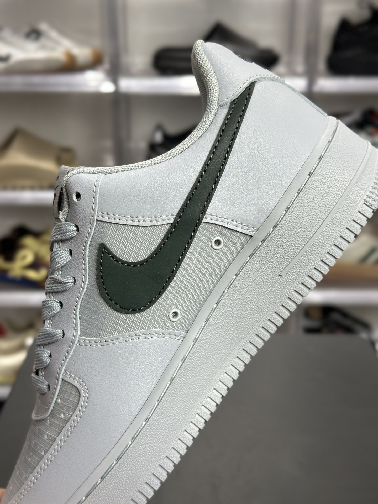 Nike Air Force 1 '07 LV8 浅灰渐变皮革板鞋 IR0952-002