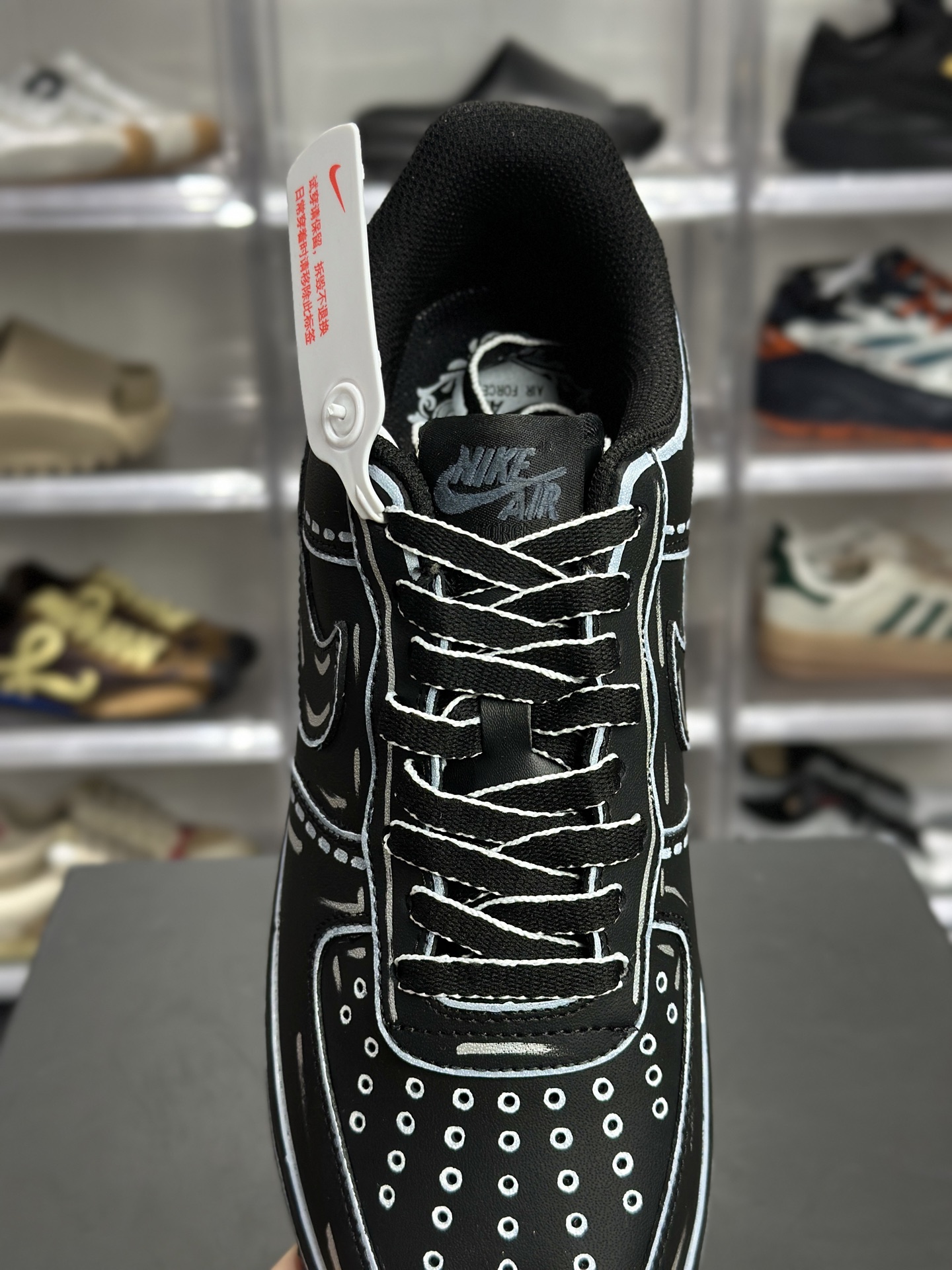Nike Air Force 1 '07 “Sketch” 黑底白线手绘板鞋 CV2288-001-High Quatity Cheap Brand wholesale wholesaler seller Clothes Bags handbags Sneakers Top Fashion Clothing Shoes from China Factory Chinese suppliers best Quality Beautiful Price Nike Air Force 1 '07 “Sketch” 黑底白线手绘板鞋 CV2288-001