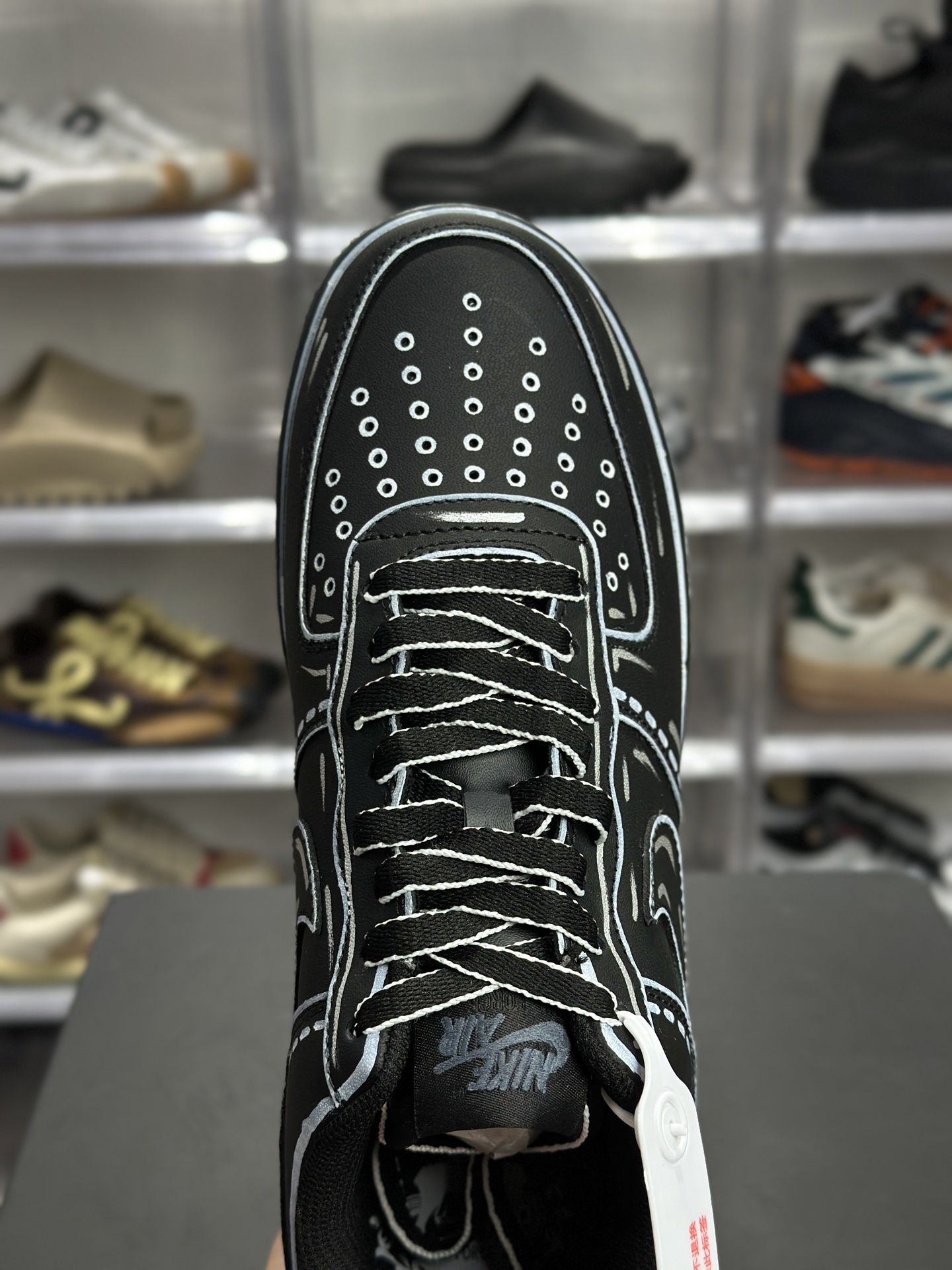 Nike Air Force 1 '07 “Sketch” 黑底白线手绘板鞋 CV2288-001-High Quatity Cheap Brand wholesale wholesaler seller Clothes Bags handbags Sneakers Top Fashion Clothing Shoes from China Factory Chinese suppliers best Quality Beautiful Price Nike Air Force 1 '07 “Sketch” 黑底白线手绘板鞋 CV2288-001