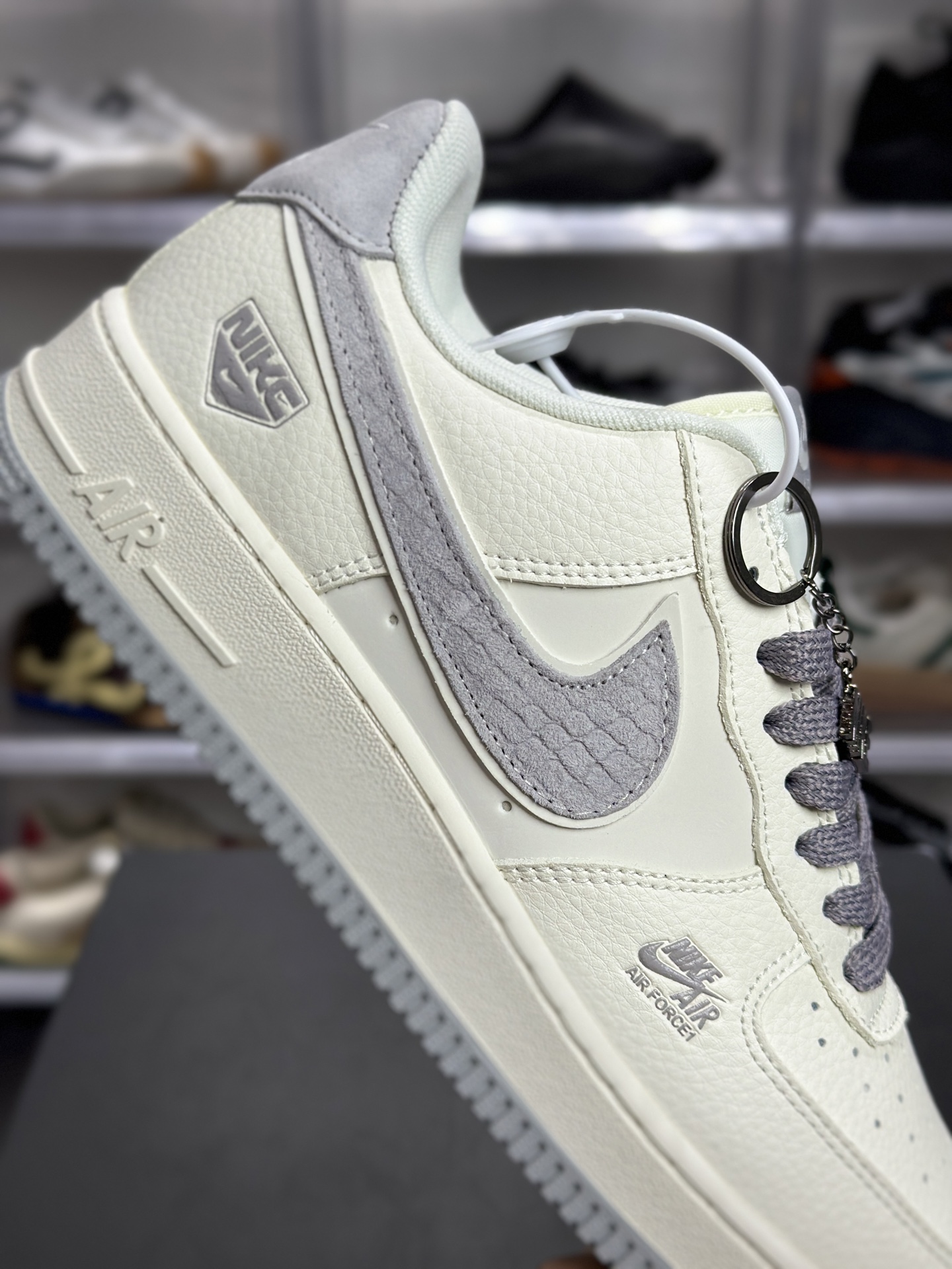 Nike Air Force 1 '07 米白荔枝纹 + 灰蛇纹板鞋 DN9868-107-Top High Quatity Cheap Sneakers Fashion Clothing Clothes Bags handbags Shoes of all Brand wholesale With The best Quality And Beautiful Price from China Factory Chinese suppliers wholesaler seller Nike Air Force 1 '07 米白荔枝纹 + 灰蛇纹板鞋 DN9868-107