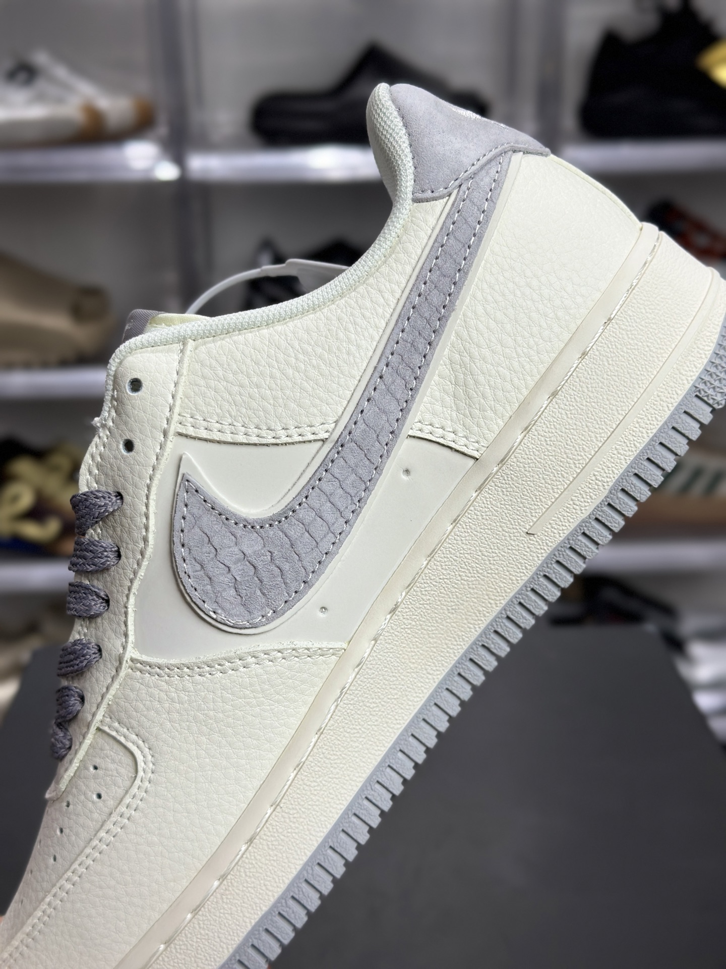 Nike Air Force 1 '07 米白荔枝纹 + 灰蛇纹板鞋 DN9868-107-Top High Quatity Cheap Sneakers Fashion Clothing Clothes Bags handbags Shoes of all Brand wholesale With The best Quality And Beautiful Price from China Factory Chinese suppliers wholesaler seller Nike Air Force 1 '07 米白荔枝纹 + 灰蛇纹板鞋 DN9868-107