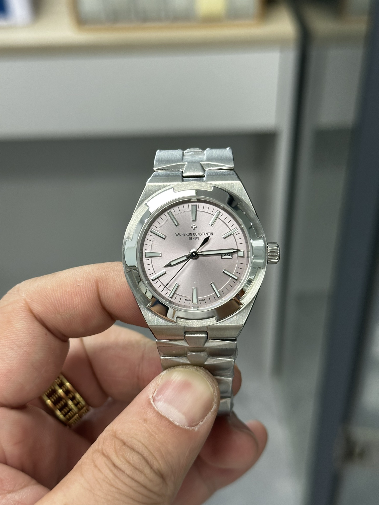 NO:147758,The new women's Overseas vertical and horizontal series automatic winding watch, the new watch is 35 mm in diameter and is equipped with a modified/1 automatic winding movement, showing a slim and light sports style, like a delicate bracelet lingering around the wrist. The watch is equipped with an integrated watch chain, composed of slim Malta cross-shaped links, which is as soft as the second layer of skin. Through the transparent watch bottom cover, you can enjoy the rich and carefully crafted decorative details. The transparent watch bottom cover on the side of the watch back can enjoy the rich and carefully carved decorative details. The bridge on the back of the watch is decorated with exquisite Geneva ripples. The series' iconic gold oscillator is decorated with wind-oriented rose compass pattern, symbolizing the endless spirit of travel and exploration with graceful spiral dance., versace, bracelet19860909全新女款Overseas纵横四海系列自动上链腕表,新款腕表直径35毫米,搭载改/1自动上链机芯,彰显纤薄轻盈的运动风尚,宛如一枚萦绕腕间的精巧手镯.腕表配备一体式表链,由纤薄的马耳他十字造型链节组成,犹如第二层肌肤般柔和贴合手腕.透过透明表底盖可欣赏到经过精心雕琢的丰富装饰细节.表背一侧的透过透明表底盖可欣赏到经过精心雕琢的丰富装饰细节.表背一侧的板桥上饰有精美的日内瓦波纹.该系列标志性的金质摆陀上装饰风向玫瑰罗盘图案,以曼妙不息的旋舞象征永不止步的旅行与探索精神.,,versace,bracelet,Watch