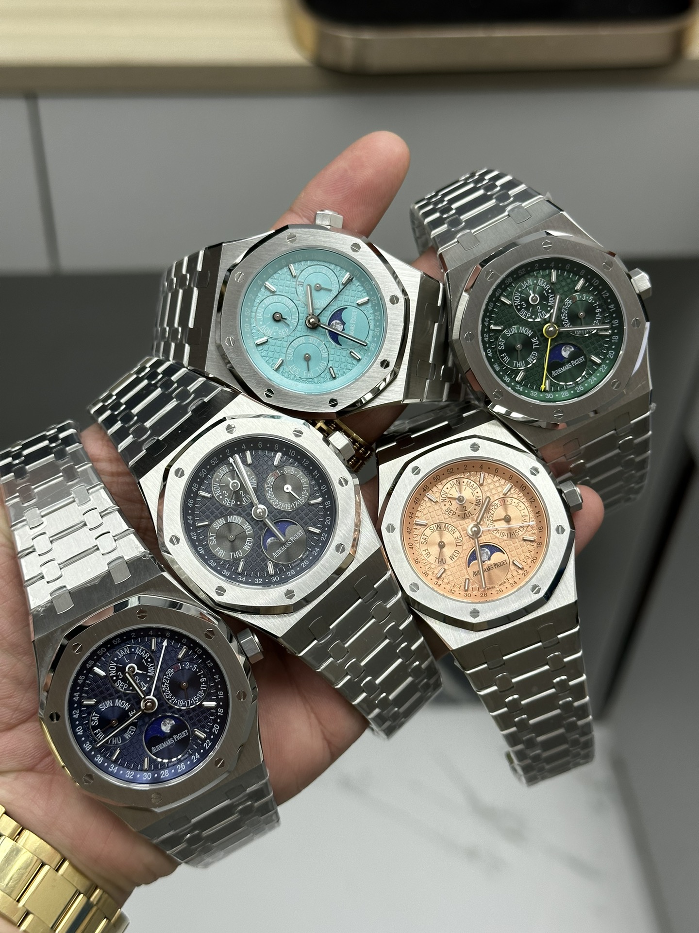 NO:146537,BBR Audemars Piguet Royal Oak Series, Complex Function Perpetual Calendar Watch. Model 26574ST.OO.1220ST.03 The only original function in the industry is realized. Aristocratic Watch Audemars Piguet Royal Oak Series Perpetual Calendar Watch, noble and elegant blue disc paired with a cool and delicate steel case, perfectly reflects Audemars Piguet's aesthetic design and extremely high technology in complex functions. The case is made of 316L stainless steel, diameter 41 mm. Thickness 11.4 mm. The blue dial is engraved with 