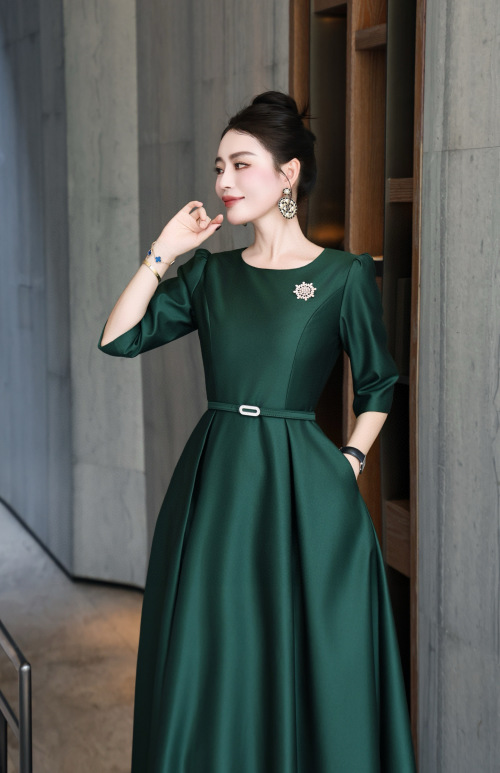Elegant A-Line Midi Dress with Belt and Brooch in Emerald Green 1 Elegant A-Line Midi Dress with Belt and Brooch in Emerald Green