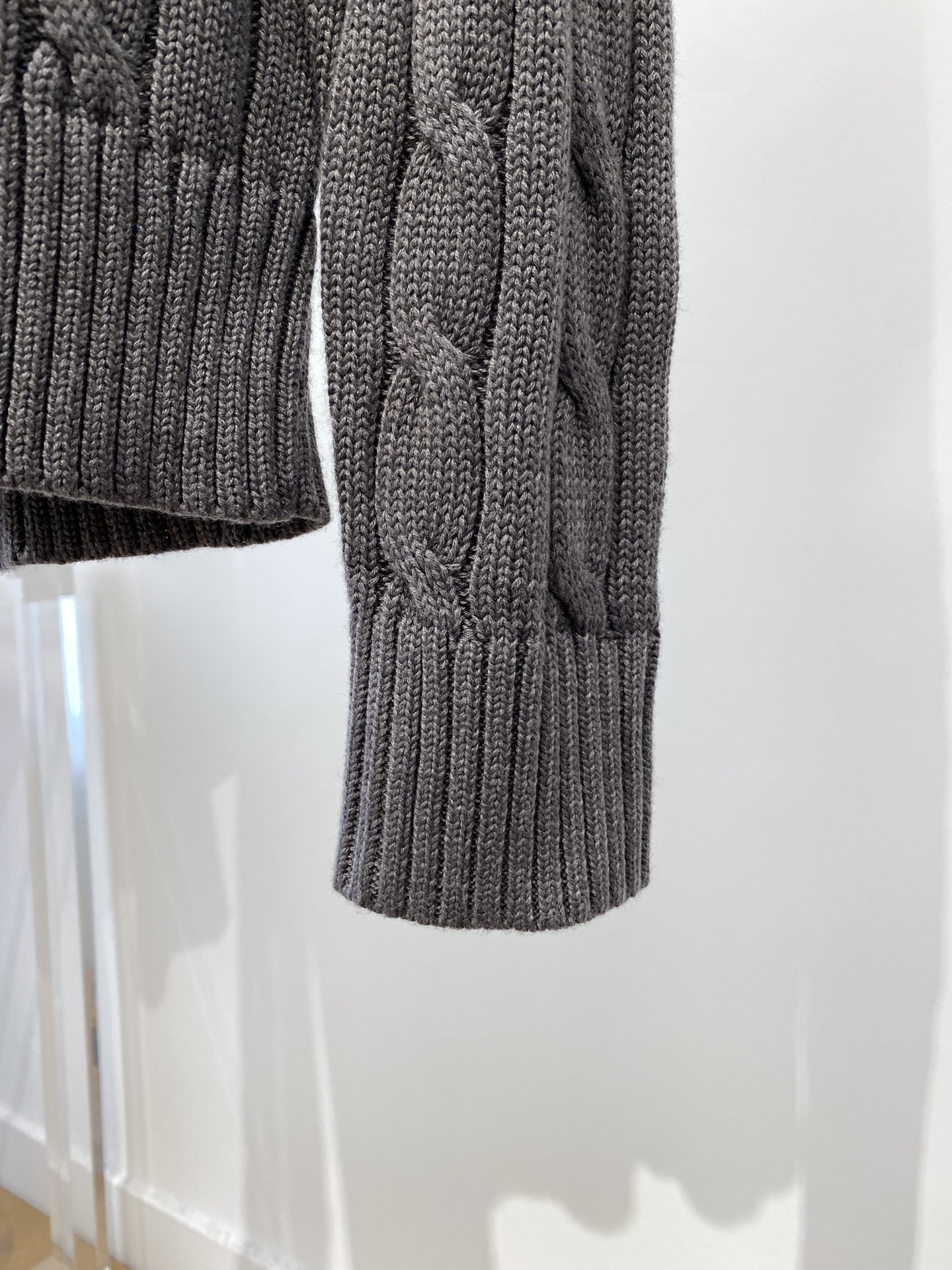 保罗2023秋冬新品羊毛衣具有手感细腻柔软可直接与肌肤接触让暖心的纱线变化出细腻的质感顶级工艺极具特色出