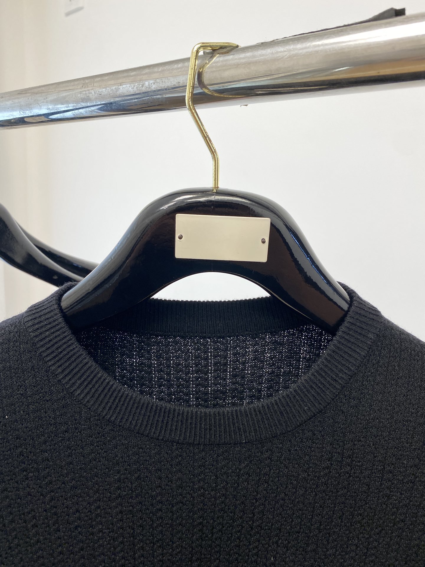 普拉达2023秋冬新品羊毛衣具有手感细腻柔软可直接与肌肤接触让暖心的纱线变化出细腻的质感顶级工艺极具特色