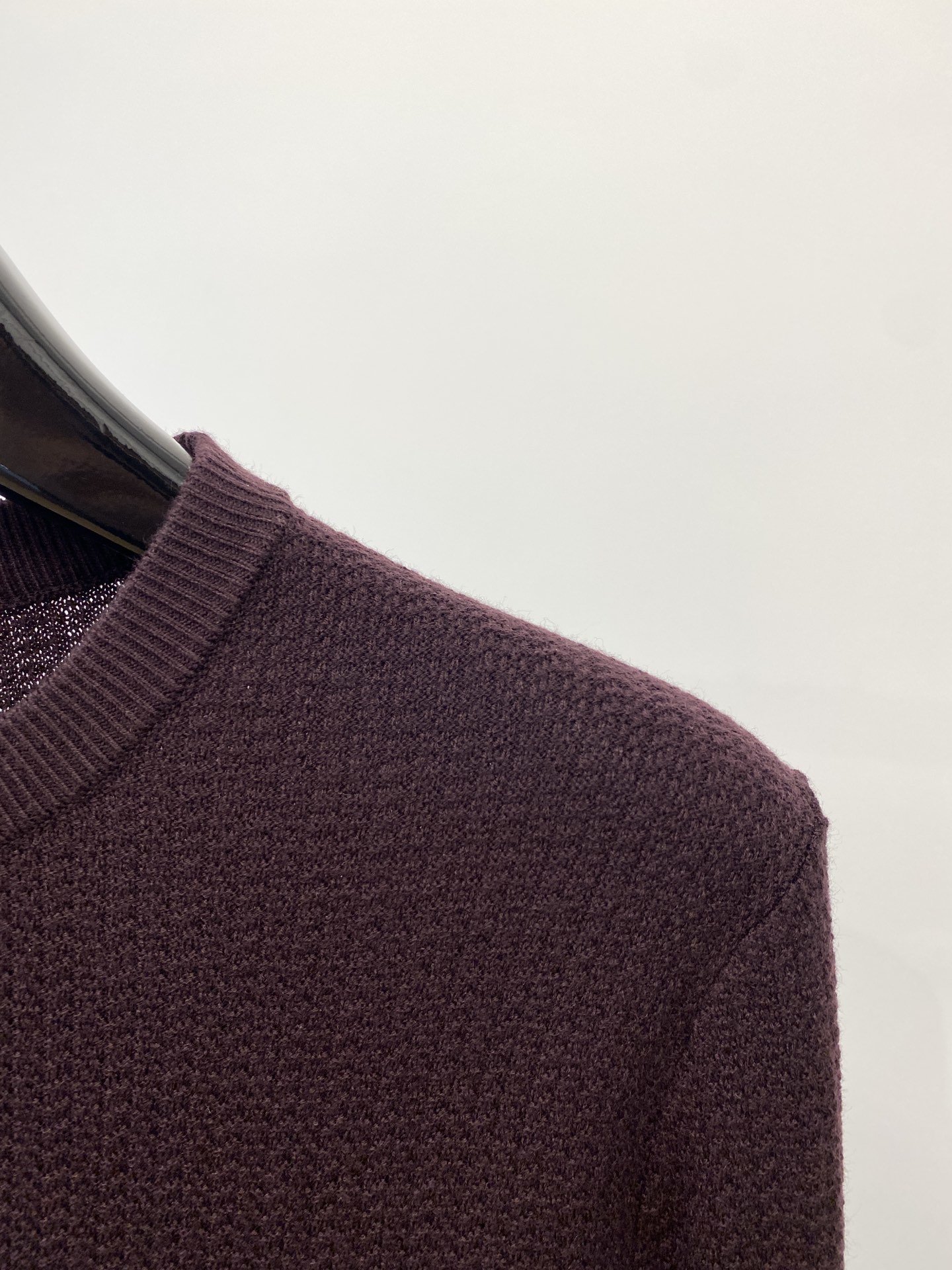普拉达2023秋冬新品羊毛衣具有手感细腻柔软可直接与肌肤接触让暖心的纱线变化出细腻的质感顶级工艺极具特色