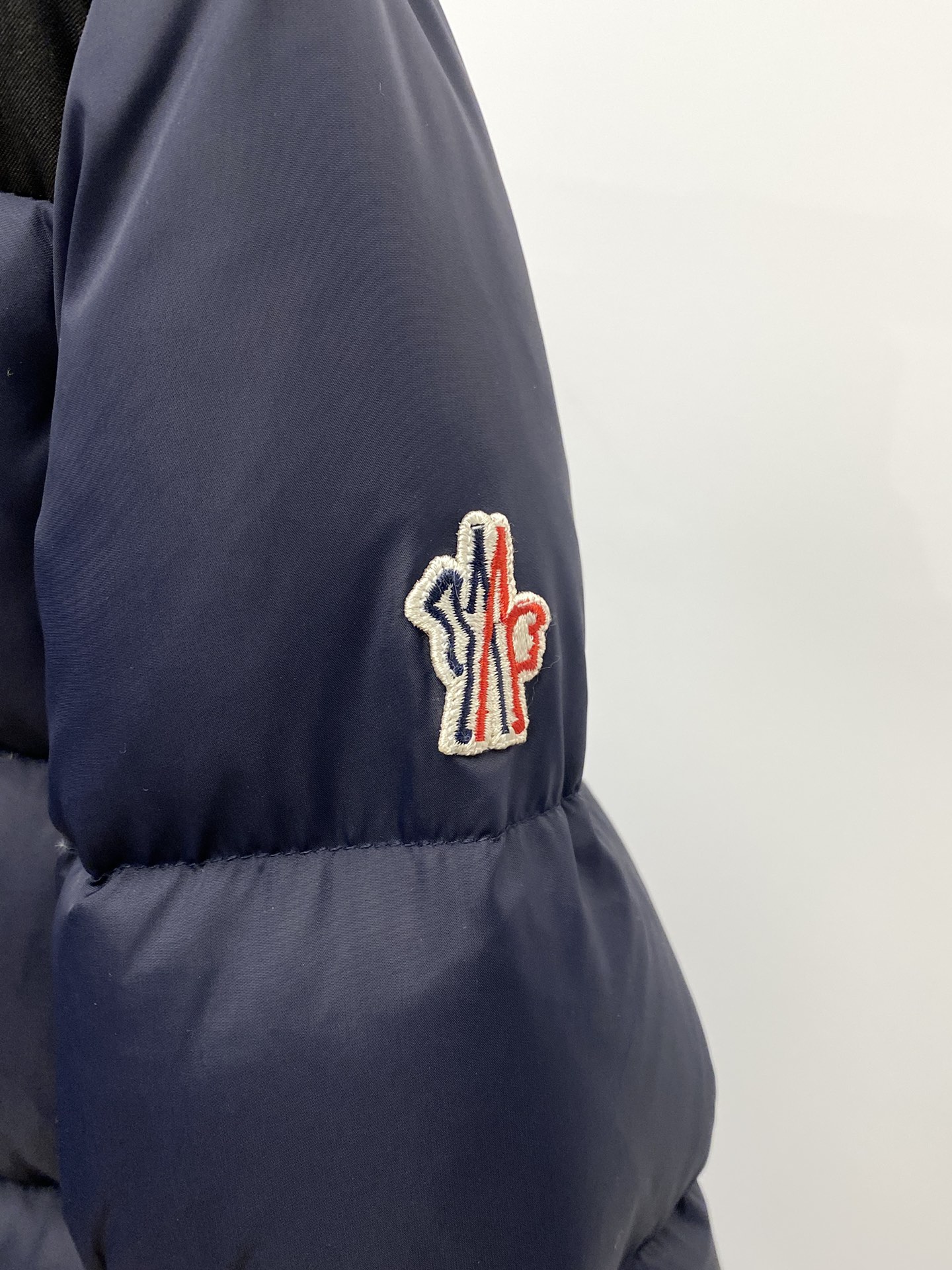 蒙口、2024最新款男士轻薄羽绒服、面料柔软舒适 ．上身版型超赞 ．拉链．辅料都是客供 、进口面料，轻便