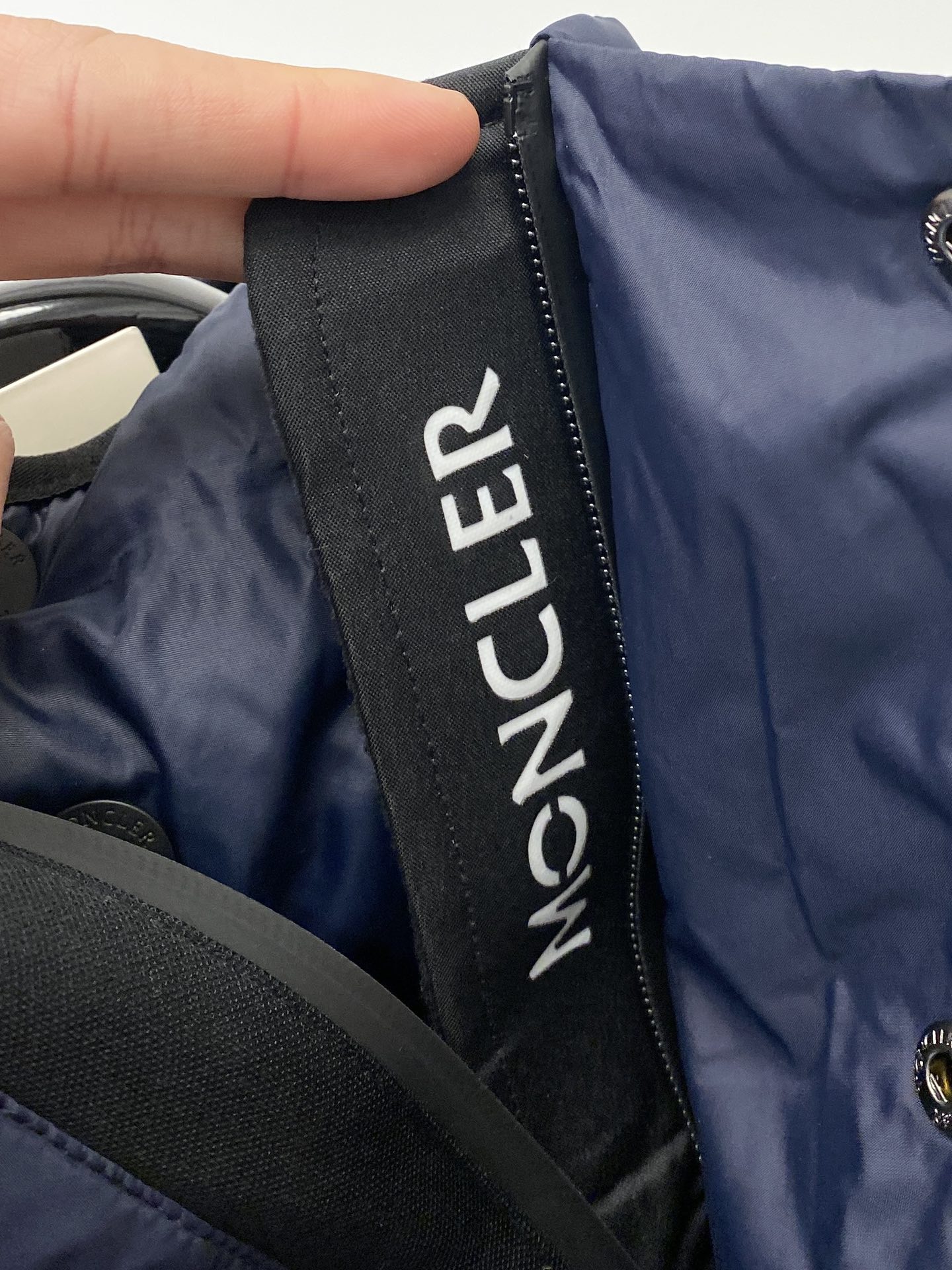 蒙口、2024最新款男士轻薄羽绒服、面料柔软舒适 ．上身版型超赞 ．拉链．辅料都是客供 、进口面料，轻便