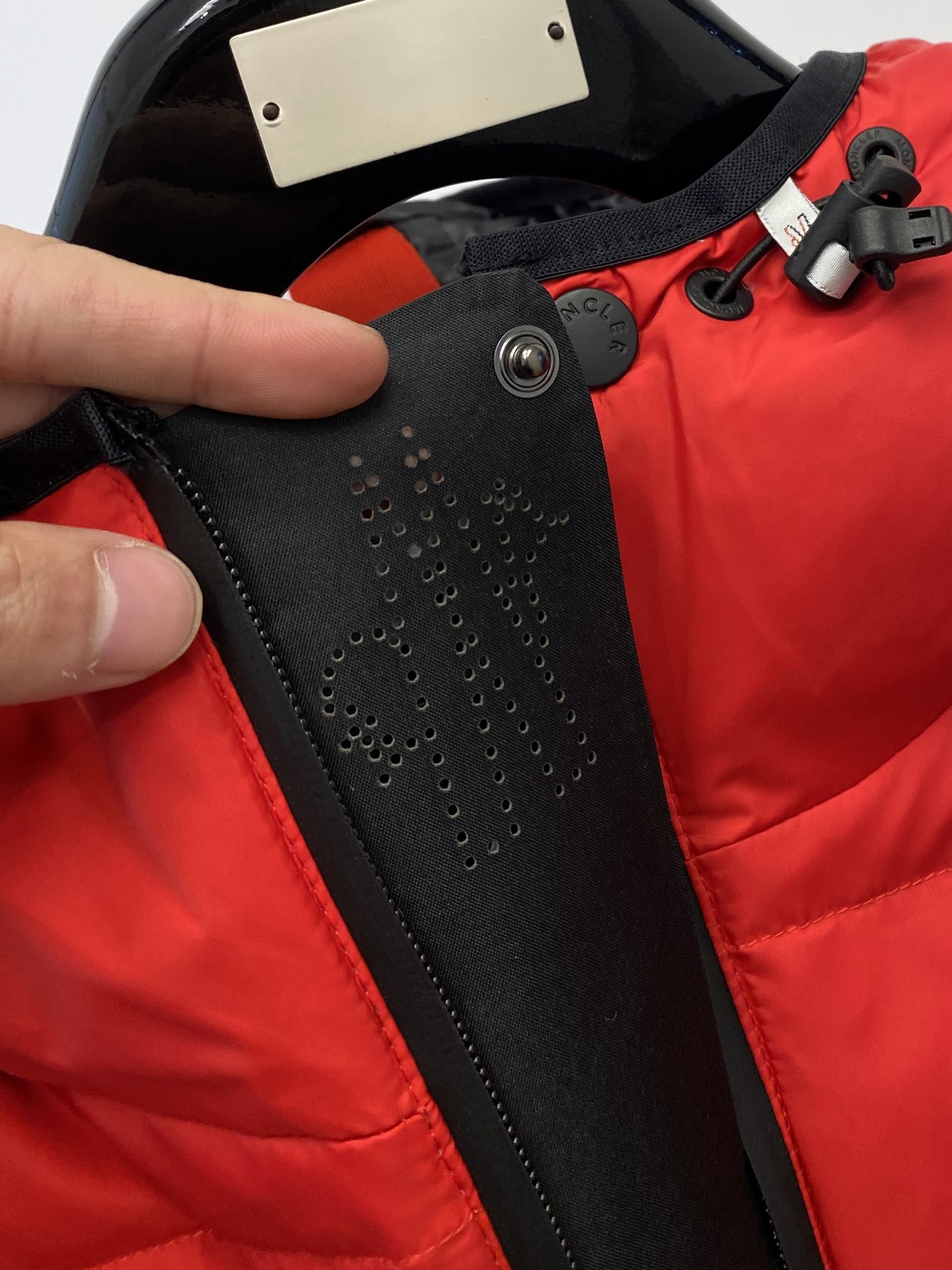 蒙口、2024最新款男士轻薄羽绒服、面料柔软舒适 ．上身版型超赞 ．拉链．辅料都是客供 、进口面料，轻便