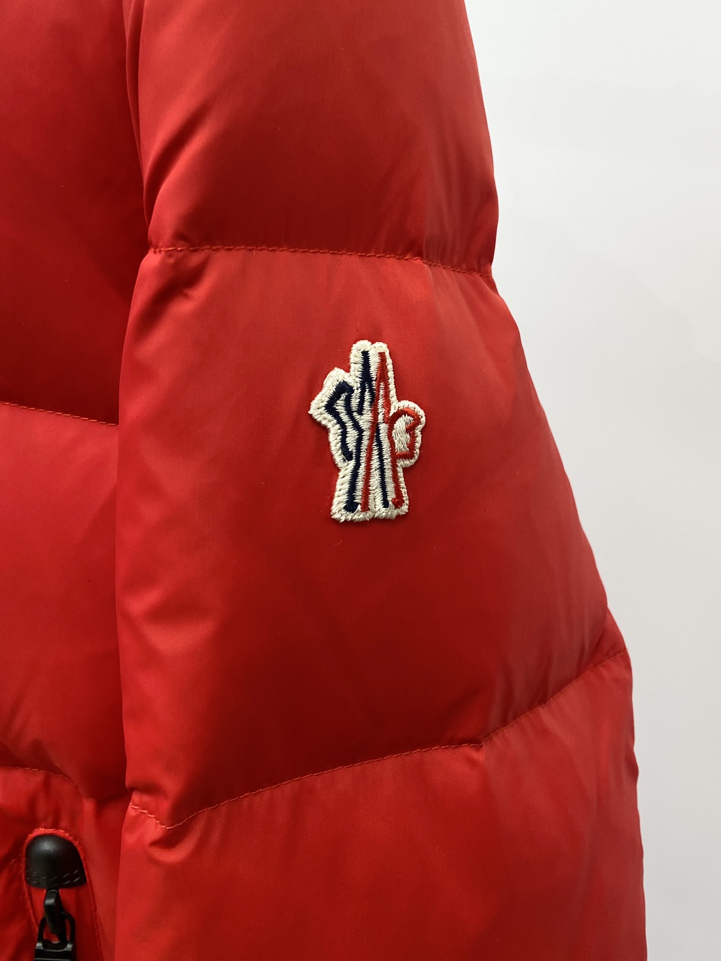 蒙口、2024最新款男士轻薄羽绒服、面料柔软舒适 ．上身版型超赞 ．拉链．辅料都是客供 、进口面料，轻便