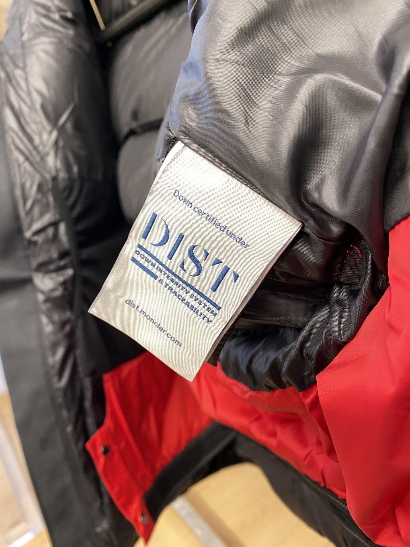 蒙口、2024最新款男士轻薄羽绒服、面料柔软舒适 ．上身版型超赞 ．拉链．辅料都是客供 、进口面料，轻便