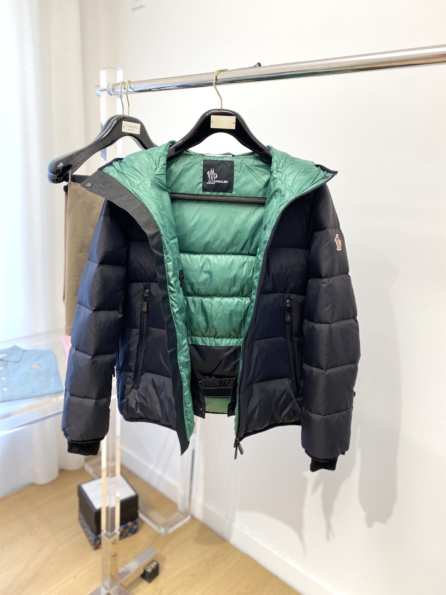 蒙口、2024最新款男士轻薄羽绒服、面料柔软舒适 ．上身版型超赞 ．拉链．辅料都是客供 、进口面料，轻便