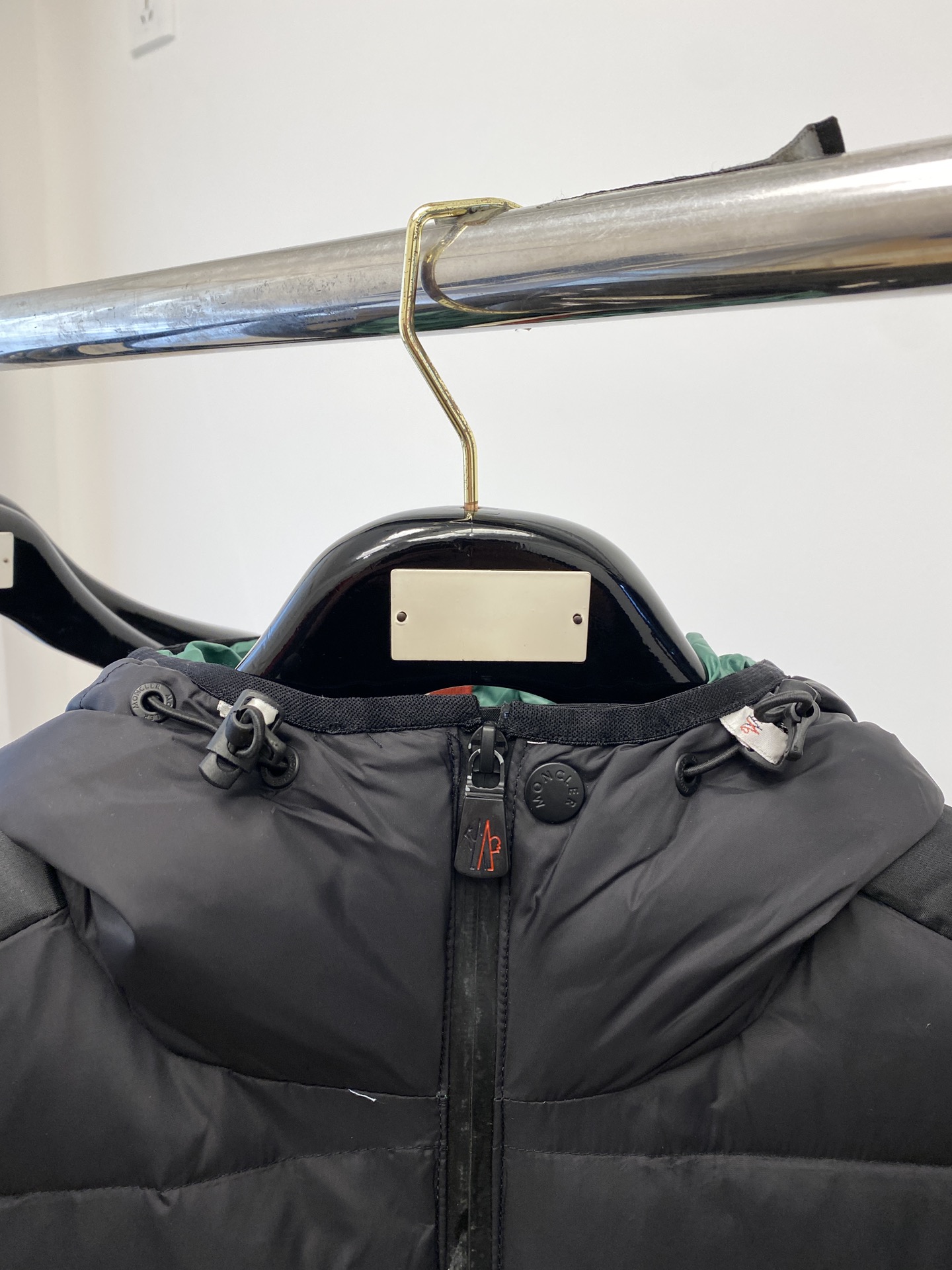 蒙口、2024最新款男士轻薄羽绒服、面料柔软舒适 ．上身版型超赞 ．拉链．辅料都是客供 、进口面料，轻便