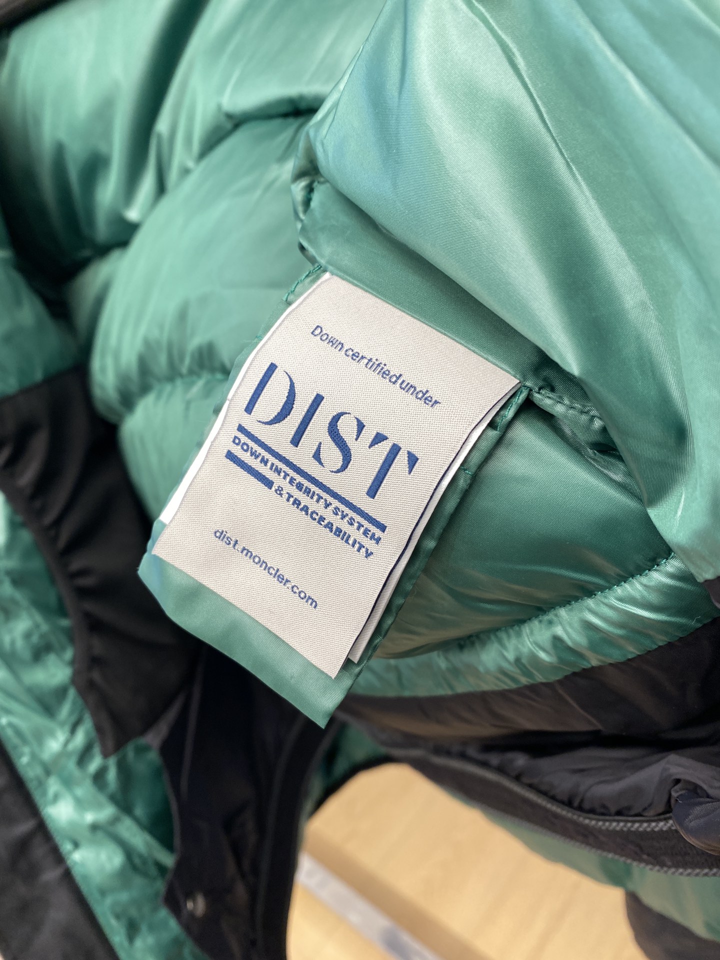 蒙口、2024最新款男士轻薄羽绒服、面料柔软舒适 ．上身版型超赞 ．拉链．辅料都是客供 、进口面料，轻便