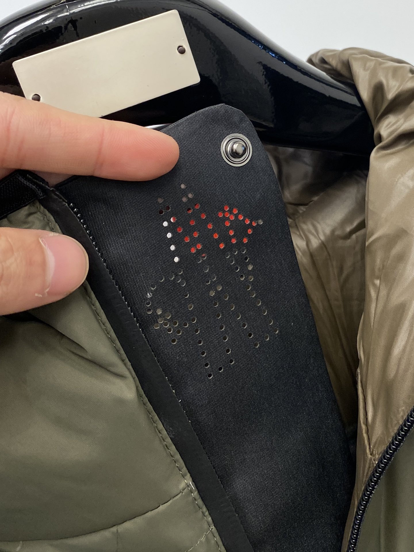 蒙口、2024最新款男士轻薄羽绒服、面料柔软舒适 ．上身版型超赞 ．拉链．辅料都是客供 、进口面料，轻便