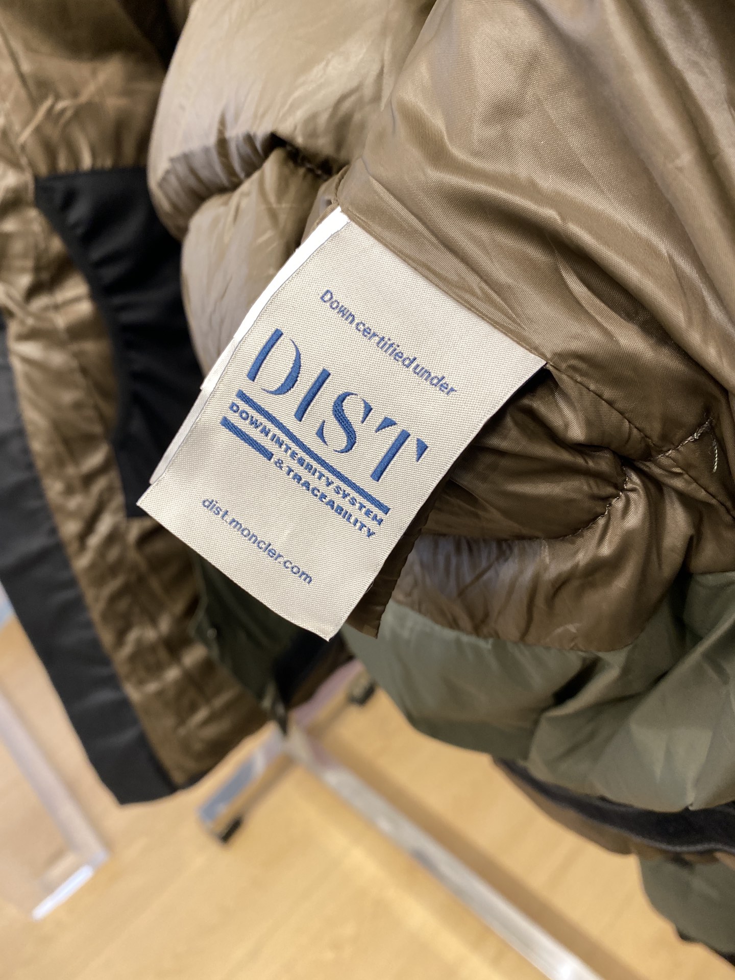 蒙口、2024最新款男士轻薄羽绒服、面料柔软舒适 ．上身版型超赞 ．拉链．辅料都是客供 、进口面料，轻便