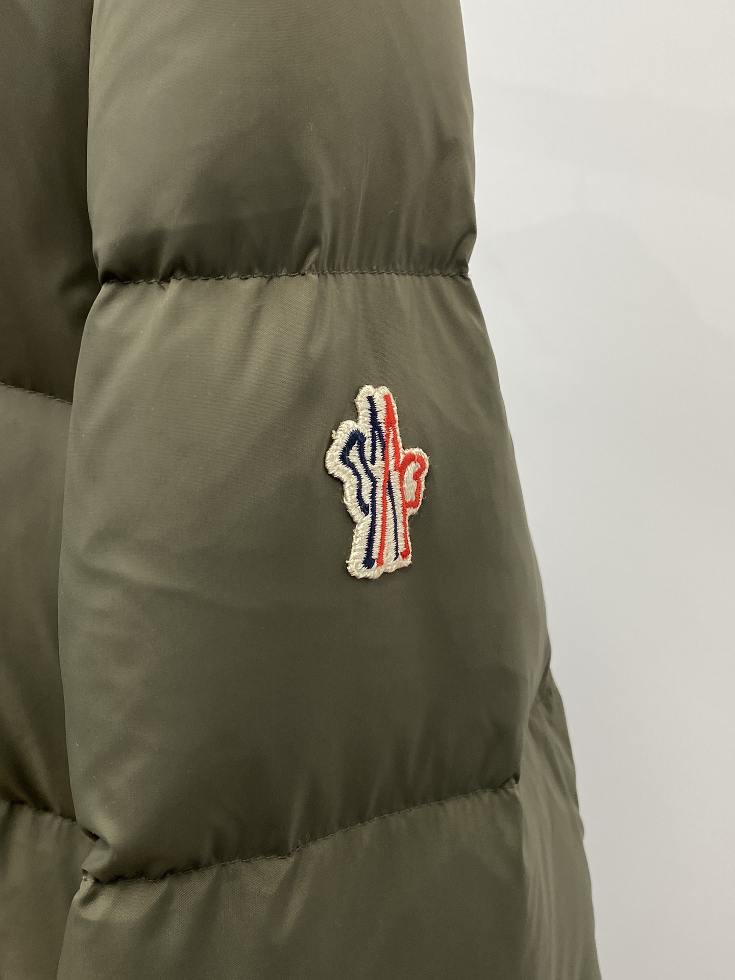 蒙口、2024最新款男士轻薄羽绒服、面料柔软舒适 ．上身版型超赞 ．拉链．辅料都是客供 、进口面料，轻便