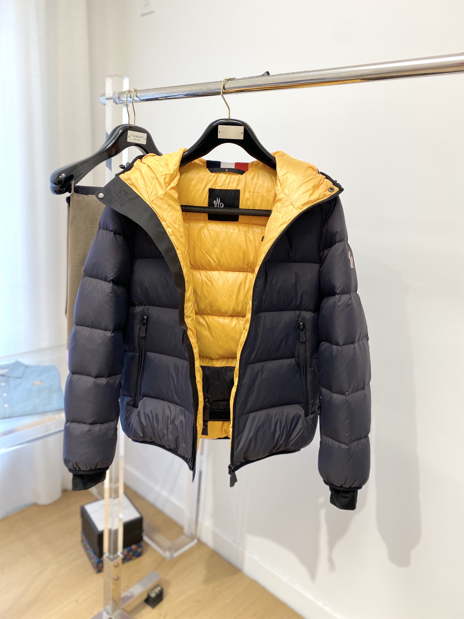 蒙口、2024最新款男士轻薄羽绒服、面料柔软舒适 ．上身版型超赞 ．拉链．辅料都是客供 、进口面料，轻便