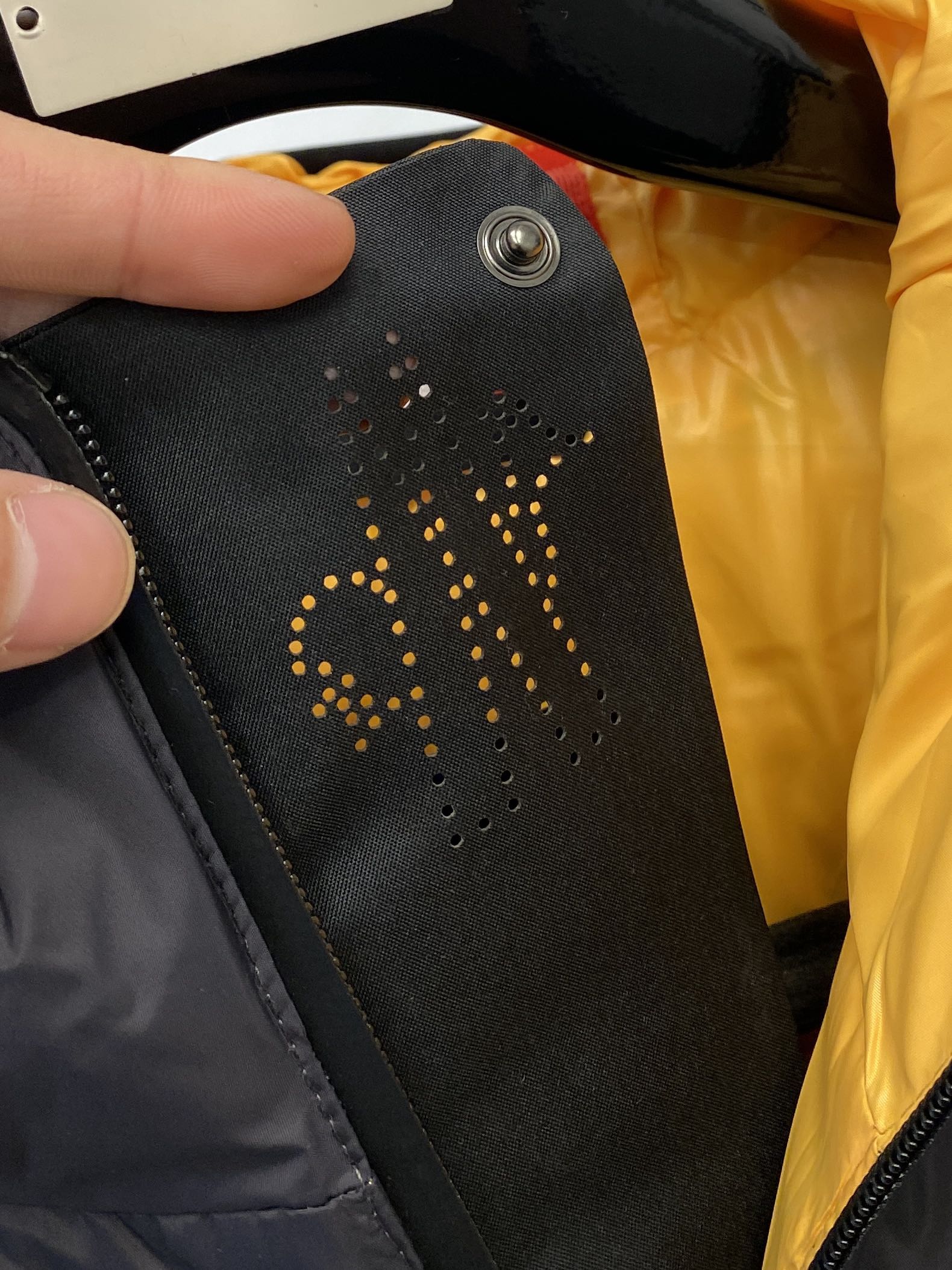 蒙口、2024最新款男士轻薄羽绒服、面料柔软舒适 ．上身版型超赞 ．拉链．辅料都是客供 、进口面料，轻便