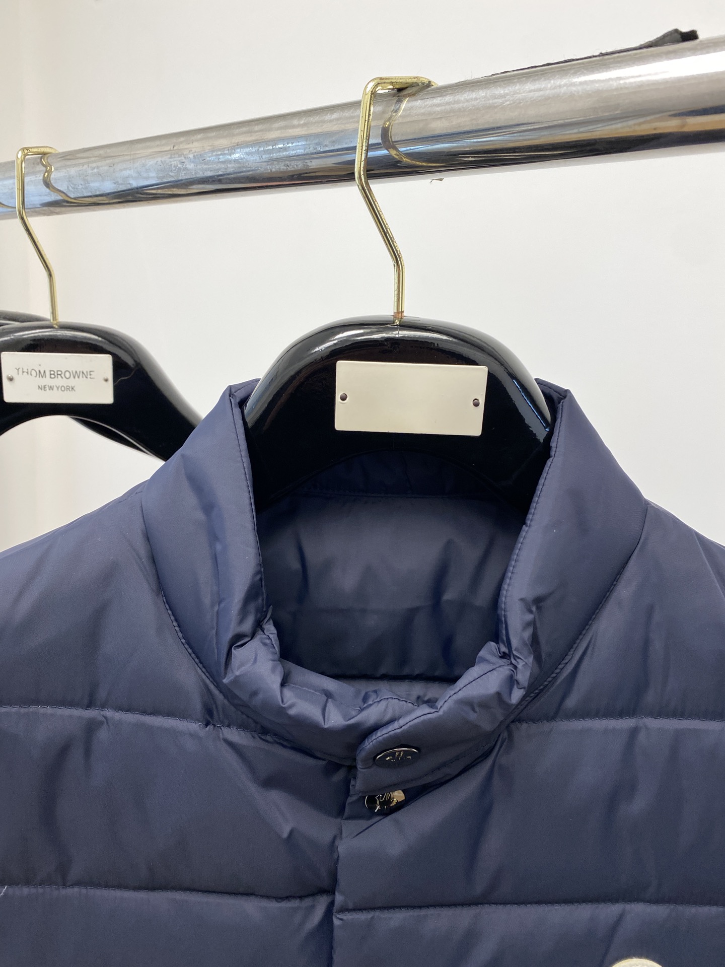 蒙口、2024最新款男士轻薄羽绒马甲、面料柔软舒适 ．上身版型超赞 ．拉链．辅料都是客供 、进口面料，轻